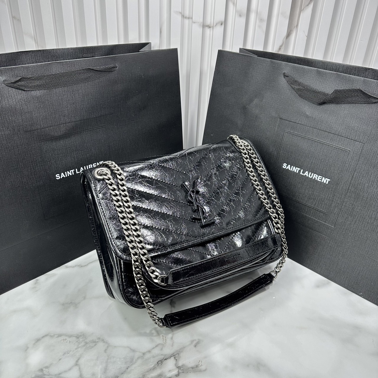 medium YSL Niki shoulder bag 11" กระเป๋าสะพายทรงคลาสสิค รุ่นยอดนิยมของแบรนด์ที่ใครๆก็ต้องมีใช้ ดีไซน์เรียบหรู