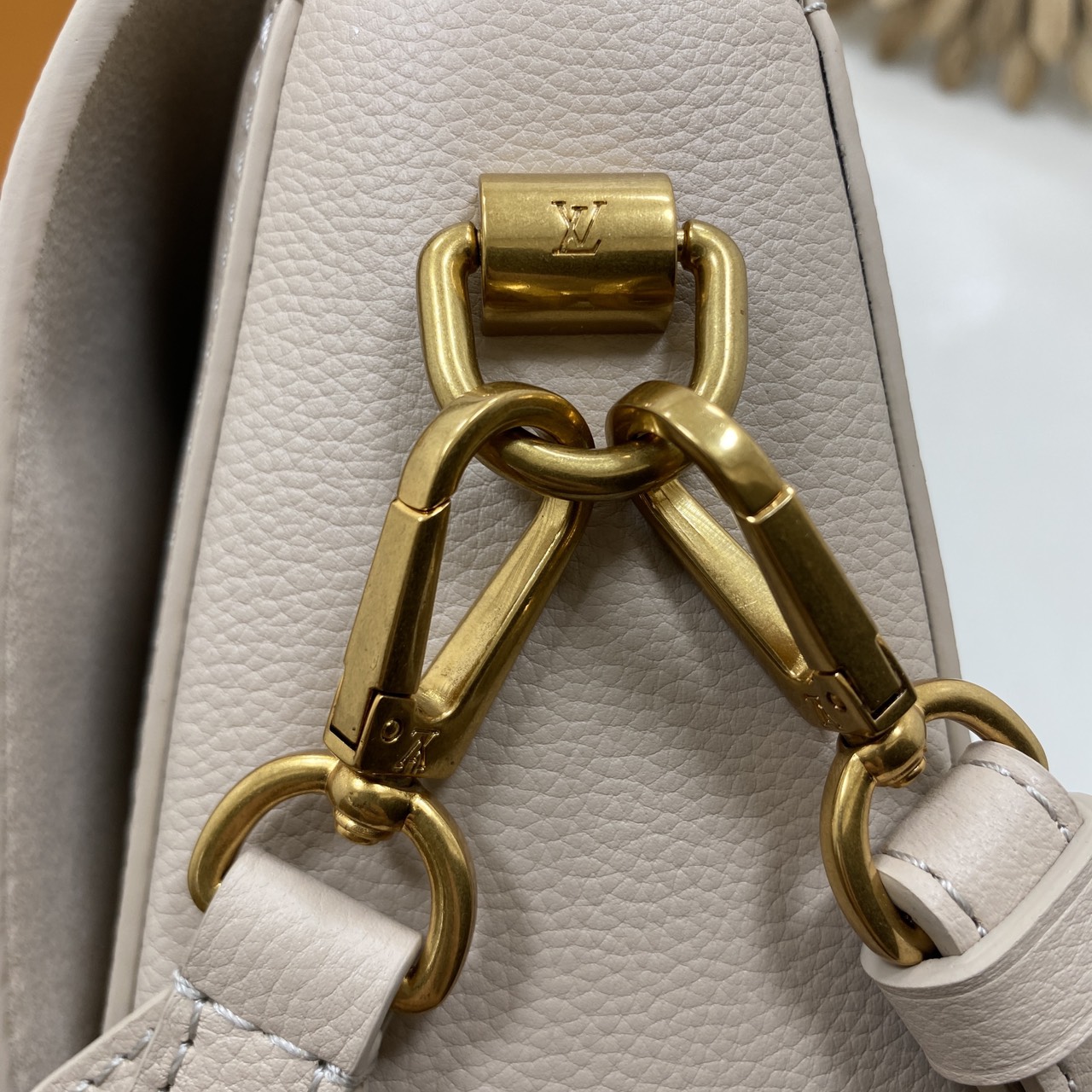 TOP ORI หนังแท้ | เกรดดีสุด LV Soft Twist Handbag กระเป๋าถือสุดไอคอนิก ถือเป็นกระเป๋าคู่ใจที่สมบูรณ์แบบสำหรับทุกวัน โดยผสมผสานแฟชั่นเข้ากับความสบาย