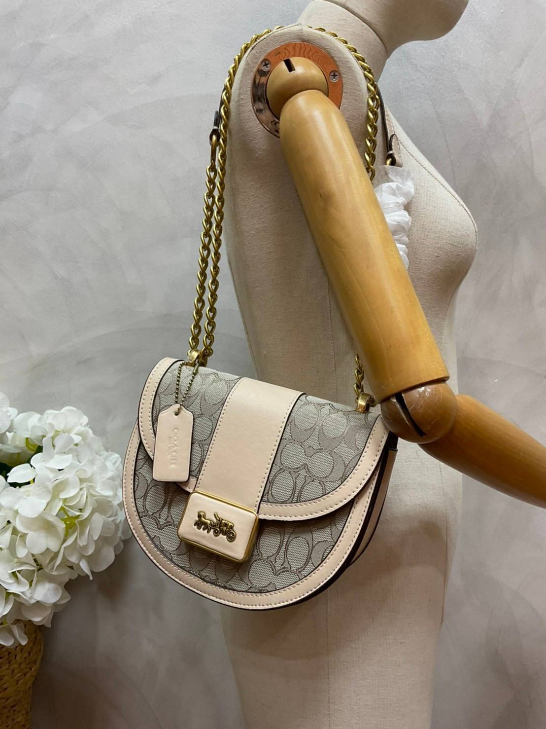 COACH ALIE SADDLE BAG IN SIGNATURE JACQUARD (C4694//C3464) New item!! กระเป๋าสะพายทรง saddle ดีไซน์วินเทจย้อนยุค แฝงความหรูในตัวด้วยอะไหล่สีทองเหลือง โดดเด่นไม่ซ้ำใครแน่นอน วัสดุผ้า jacquard สลับหนังแท้ ภายในเป็นช่องโล่ง มาพร้อมสายสะพายครอสบอดี้ ที่สามารถ