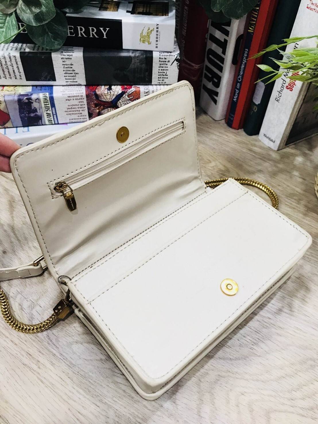 NEW ARRIVAL! CHARLES & KEITH CHAIN DETAIL CROSSBODY BAG กระเป๋าสะพายทรงสี่เหลี่ยมรุ่นชนช็อปขนาดกำลังดีวัสดุหนังนิ่มเรียบประดับด้วยโซ่ด้านหน้าดูมีดีเทล เปิดปิดด้วยกระดุมแม่เหล็ก ภายในมีช่องใส่บัตรและช่องซิป มาพร้อมสายโซ่ต่อหนังถอดถือเป็นคลัชได้ ภาพถ่ายสินค