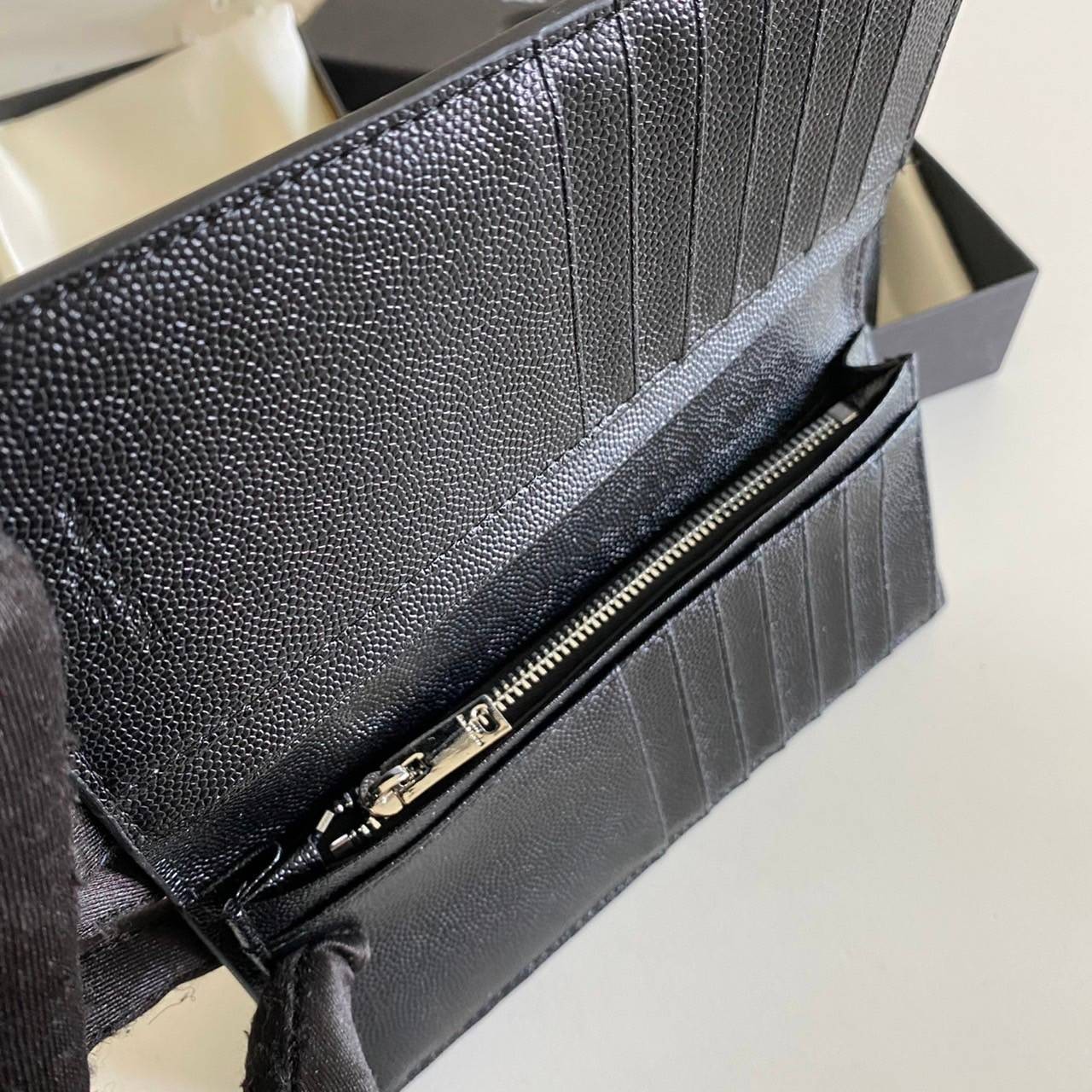 หนังแท้ Yves Saint Laurent YSL Wallet / YSL Long Wallet กระเป๋าสตางค์ผู้ชายใบสั้น/ยาว ใช้งานง่าย เรียบแต่หรู หนังอัดลายคาเวียร์มีช่องใส่การ์ดได้เยอะ งานหนังแท้ทั้งใบ ภาพสินค้าถ่ายจากงานขายจริง ใช้งานต่างประเทศได้