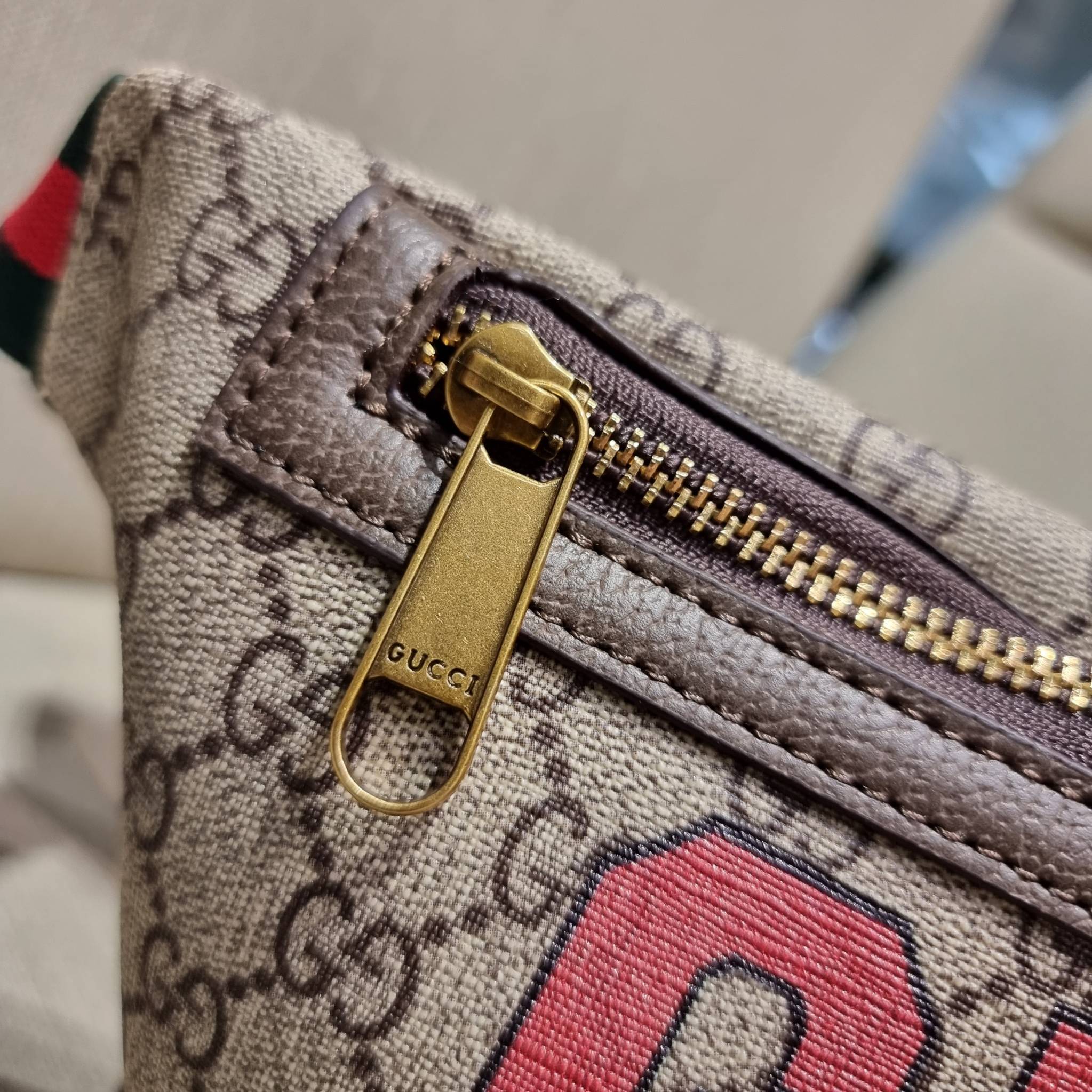 GUCCI BELT BAG ไอเท็มที่หนุ่มๆเรียกร้อง GC waist bag กระเป๋าคาดอก/คาดเอว คอลเลคชั่นฉลองปีเสือ โดดเด่นด้วยลายพรินท์จัมโบ้ ไม่เหมือนใคร วัสดุหนังแคนวาส เปิด-ปิดด้วยซิป ภายในแบ่งสัดส่วน มีช่องซิป และช่องย่อยให้อีก สายสะพายปรับได้ สายสปอร์ต สายแคมป์ปิ้ง หรือจ