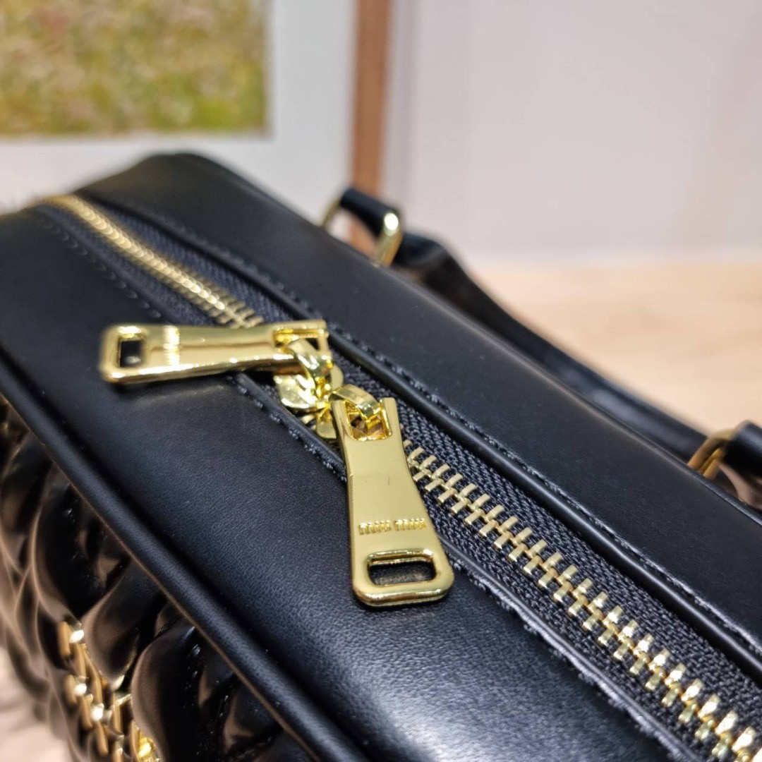 MIU MIU ARCADIE METELASSE LEATHER BAG กระเป๋าถือ/สะพายสุดชิค คุ้มมากไม่อยากให้พลาดน้า เกรดไฮเอน ใช้งานต่างประเทศได้