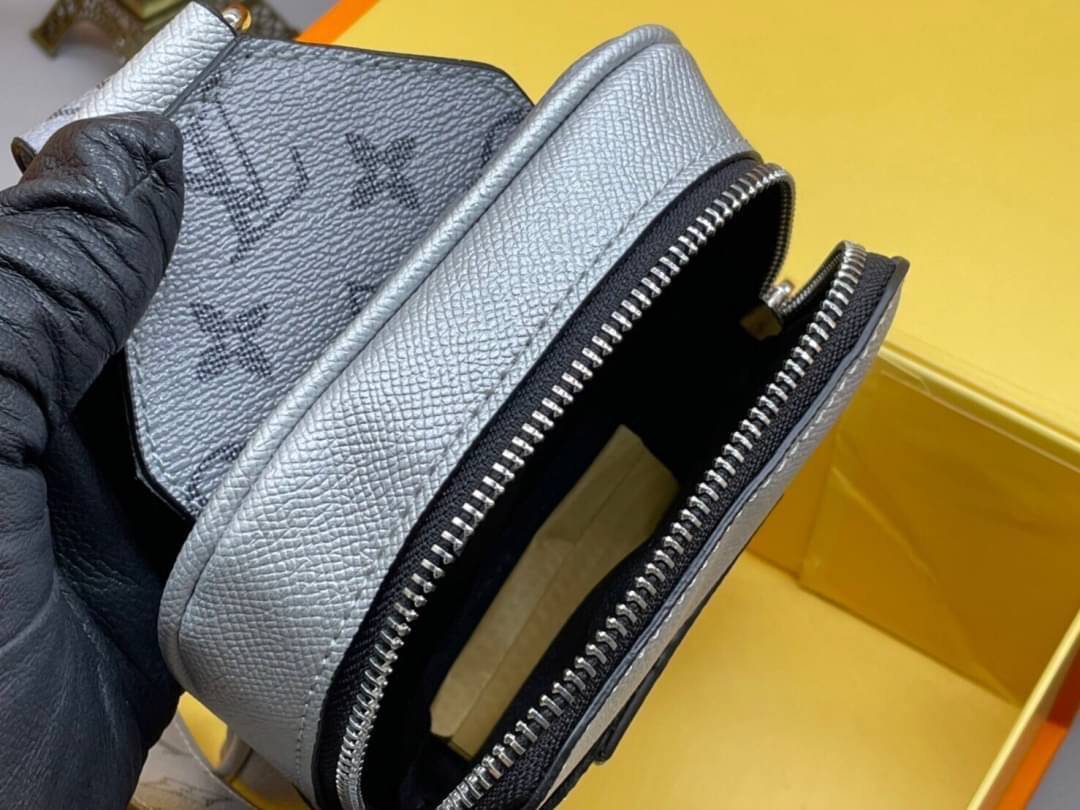 LV SLINGBAG OUTDOOR / LV Phone bag เกรดออริจินอล ใช้ได้ทั้งผู้หญิงผู้ชาย พร้อมส่งที่ไทย ภาพสินค้าถ่ายจากงานขายจริง ใช้งานต่างประเทศได้