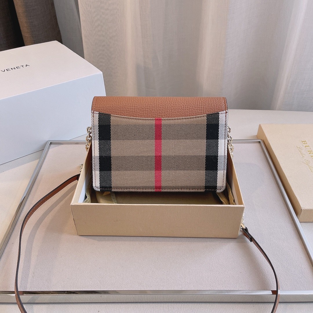 พรีเมี่ยมกิ๊ฟแท้ 💯% 】BURBERRY CROSSBODY BAG กระเป๋าสะพายพรีเมี่ยมกิ๊ฟรุ่นใหม่ล่าสุด Limited จาก BURBERRY Perfume DutyFree ตัวกระเป๋าอยู่ทรงสวย วัสดุทำจากหนังสลับผ้าลายแบรนด์ เปิดปิดด้วยกระดุมแม่เหล็ก **ฝาทรงเหลี่ยม