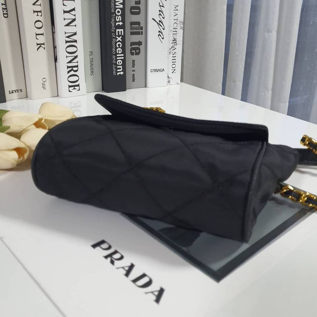 PRADA SHOULDER BAG ส่งตรงจากเคาเตอร์ต่างประเทศ นานๆจะมาทีคะ **ขนาดมินิปุ๊กปิ๊ก กับแบรนด์ Prada เก๋ ไม่ซ้ำใครแน่นอนคะรุ่นนี้ เปิดปิดด้วยกระดุมแม่เหล็ก ภายในบุผ้าแบรนด์ และ มีป้ายโลหะแบรนด์ **อะไหล่ทองเข้มทั้งใบ สามารถใส่Iphone11+ ได้ งานน่ารัก ราคาดี้ดีแบบ