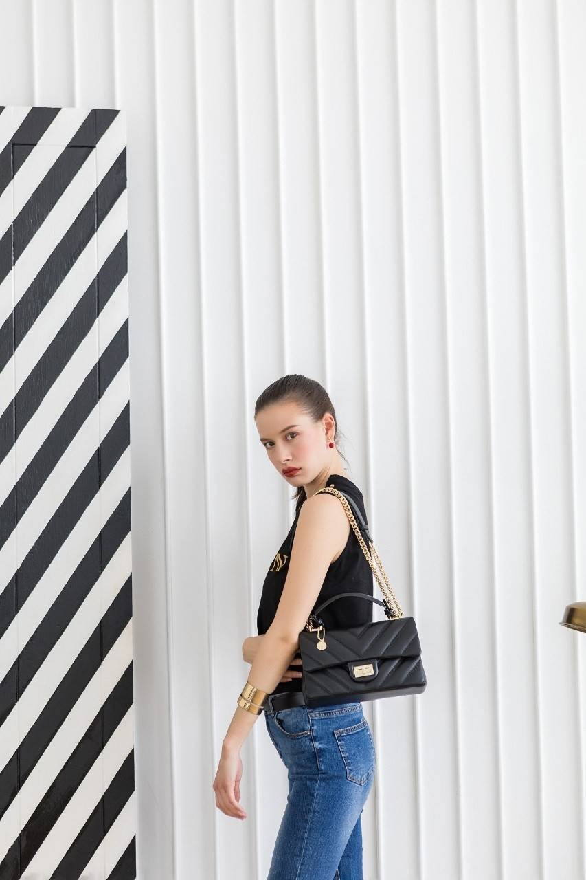 KEEP รุ่น coco chain handbag กระเป๋าทรงหรู รอบใหม่ ใช้หนัง Microfiber นิ่ม ฟู ตึงสวย ทนกว่าเดิมอยู่ทรง ใครชอบสไตล์นี้ห้ามพลาดนะคะ ใบนี้มีหูถือได้ ด้านในสีแดงสวย มีช่องแบ่งเก็บของหลายช่อง ด้านหลังมีช่องพิเศษสามารถใส่มือถือได้ค่ะ สายปรับ สั้น ยาวได้ ใบนี้ ค