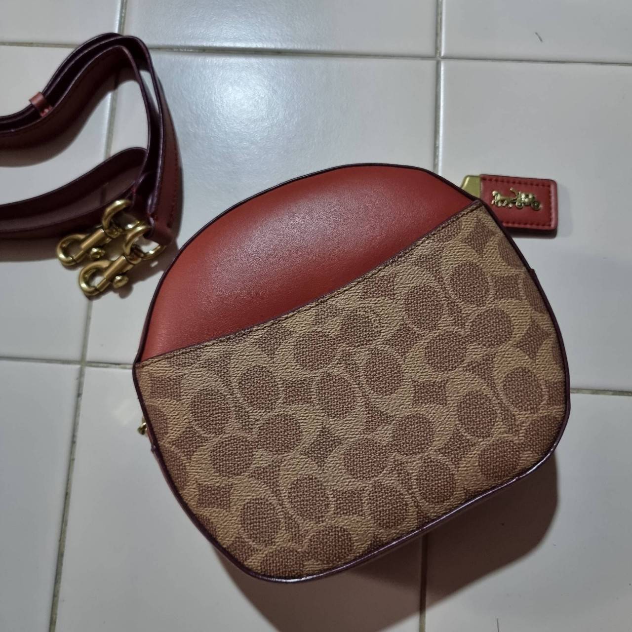 COACH 38680 CANTEEN CROSSBODY IN SIGNATURE CANVAS กระเป๋า crossbody รุ่นหายาก ทรงกลมสวยเด่น มีดีเทลเพิ่มความหรู ด้วยสีของอะไหล่ วัสดุหนังแคนวาสสลับหนังแท้ มีช่องย่อย เปิด-ปิดช่องหลักด้วยซิป ภายในโล่งกว้าง มีช่องซิปแยกให้อีก สายสะพายครอสปรับใช้ได้ตามตัว ใบ