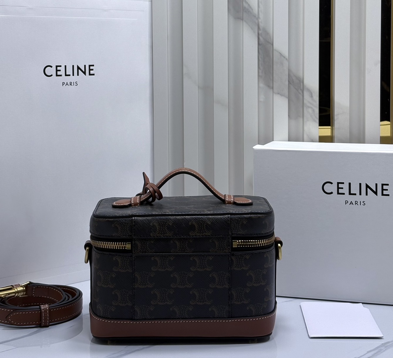 ORI หนังแท้ | CELINE VANITY BAG พลาดไม่ได้เลยกับคอลสุดคิ้ว กับกระเป๋าถือ/สะพายได้ทรงกล่อง ใช้สะพายได้ทุกวันอย่างคล่องตัวดีไซน์ใหม่สวยลาสสิค