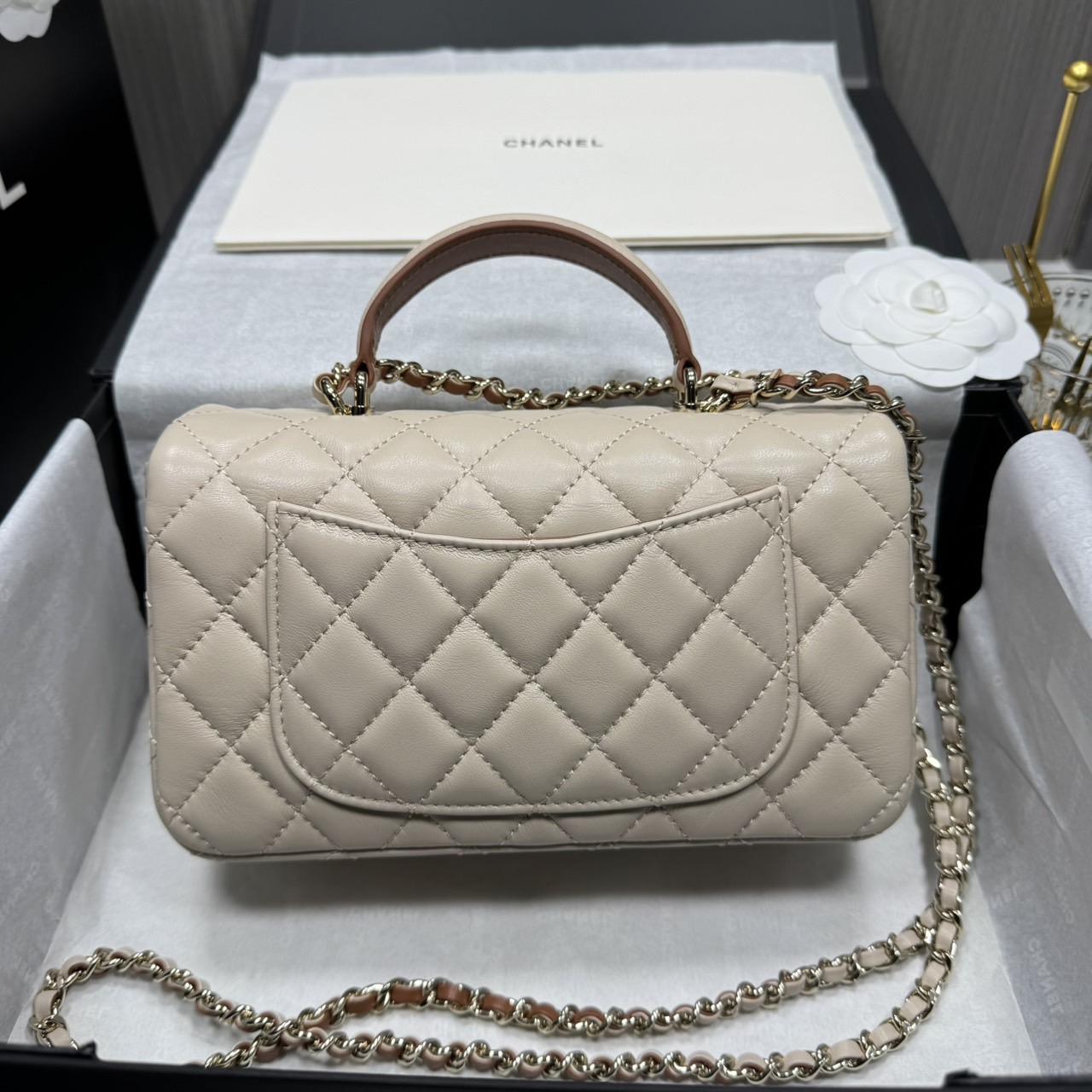 ORI | หนังแท้ Chanel Mini Classic Handbag With Top Handle กระเป๋าสะพายรุ่นคลาสสิกพร้อมหูจับถนัดมือ สวยเรียบหรู 🤍 สินค้าเกรดออริจินอล เทียบแท้