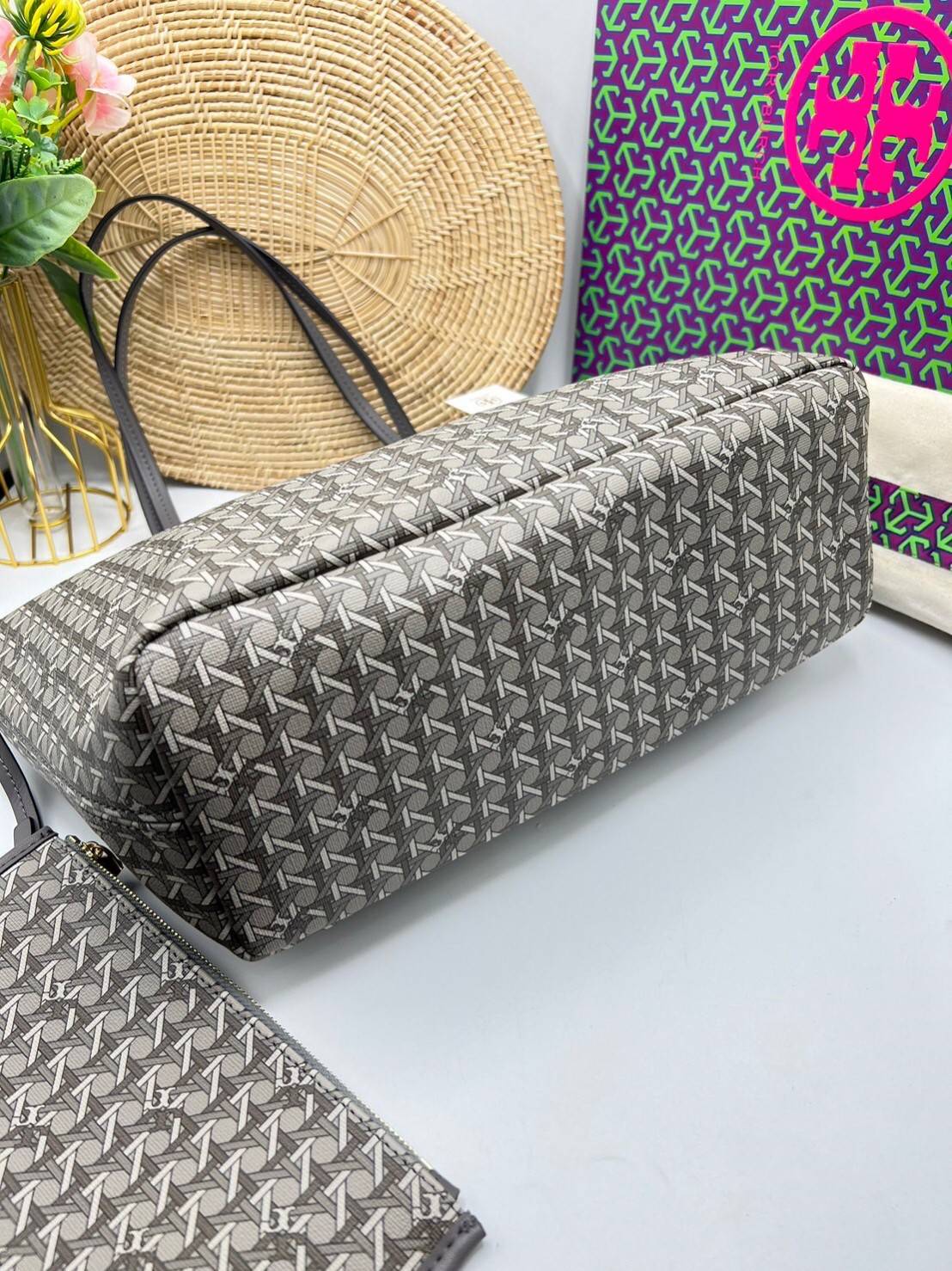 Tory Burch Ever Ready Zip Tote Small Coated Canvas / Tory Burch Geo Logo Tote กระเป๋าโท้ท พิมพ์ลายด้วยลวดลายสานตะกร้าอันเป็นเอกลักษณ์ของแบรนด์ ซึ่งได้แรงบันดาลใจจากความหลงใหลในงานจักสานของผู้ก่อตั้ง