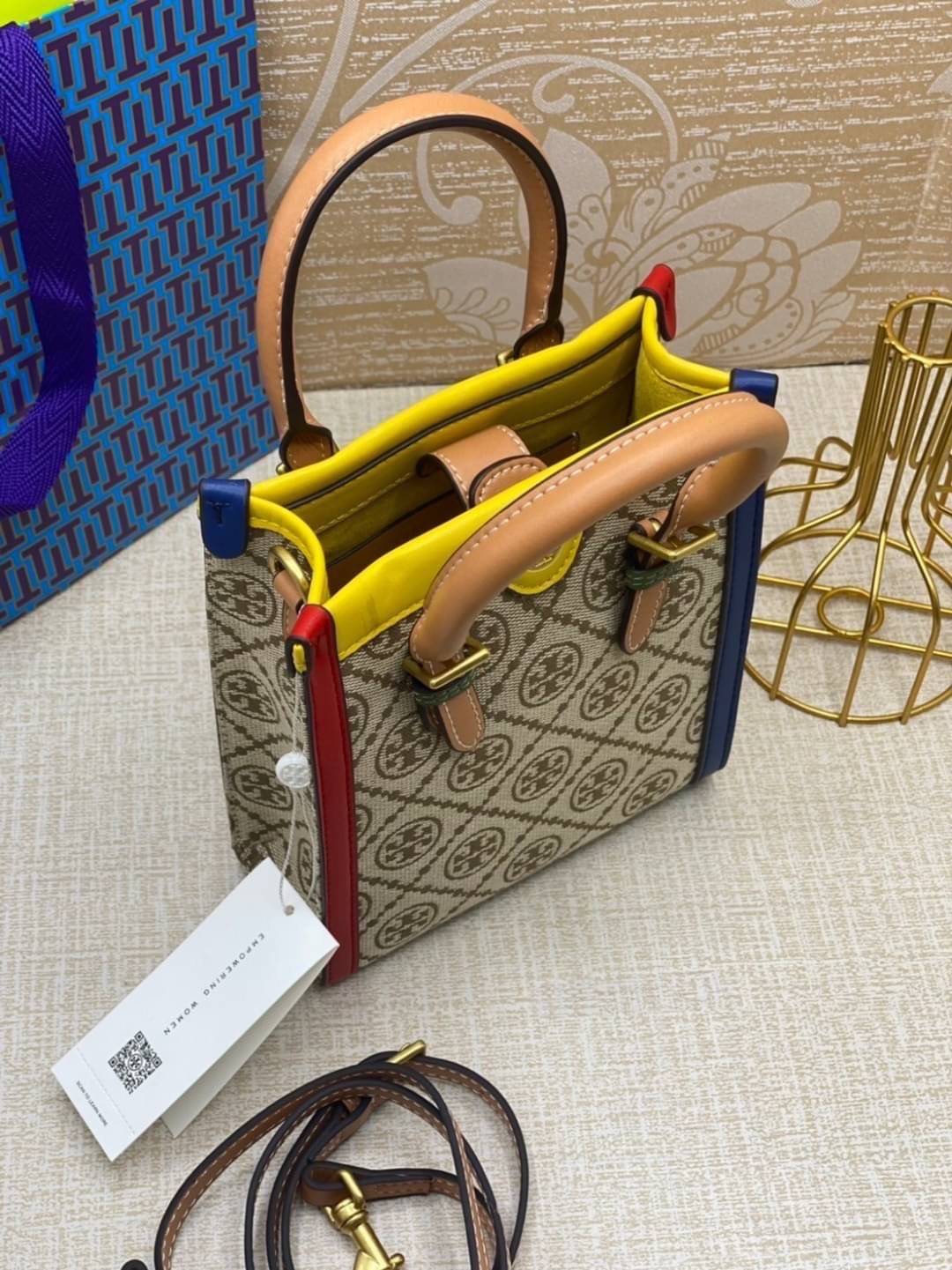TORY BURCH T MONOGRAM COLORBlOCK JACQUARD MINI TOTE คอลเลคชั่นใหม่ล่าสุด ครอบครองก่อนใคร ไอเท็มยุคนี้รุ่นที่ควรมีติดตู้คะสาวๆ วัสดุ jacquard สลับหนังแท้ หูจับ มาพร้อมสายสะพายข้างหนังแท้ ปรับระดับได้ สายสามารถถอดออกได้ ภายในเป็นช่องโล่ง ใส่มือถือได้ กระเป๋