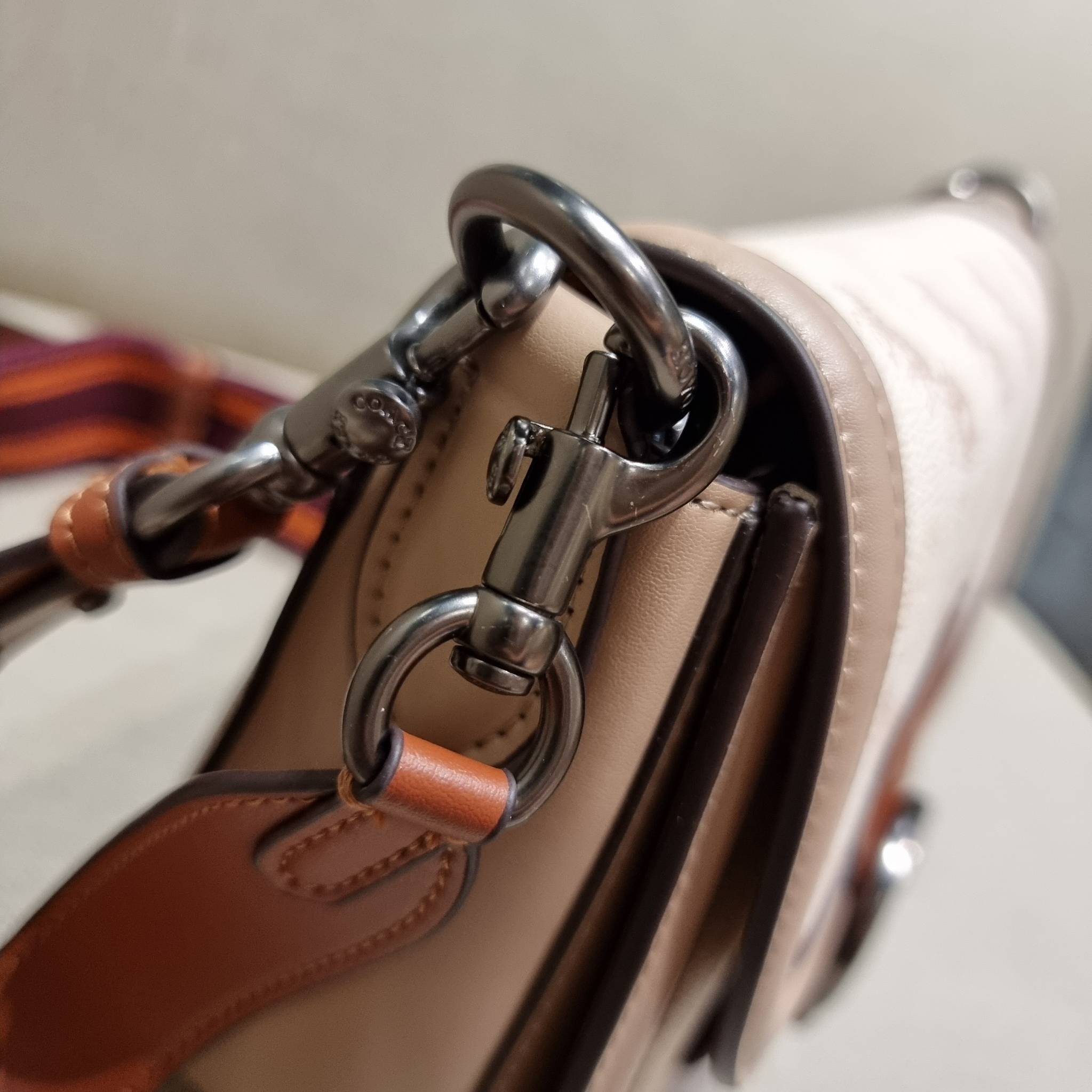 COACH C0745 BEAT SADDLE BAG WITH HORSE AND CARRIAGE PRINT The best item! ที่สาวๆรอคอย! ฮอตไฟลุก! สีหายาก ละมุนคุณหนู คอลเลคชั่นใหม่ ดีไซน์หรูหรา พิเศษมากๆมาพร้อมสายสะพาย 2 เส้น ใช้คู่กันหรือแยกสะพายก็สวยครบสูตร กระเป๋าสะพายทรง saddle คลาสสิค เปิด-ปิดด้วยก