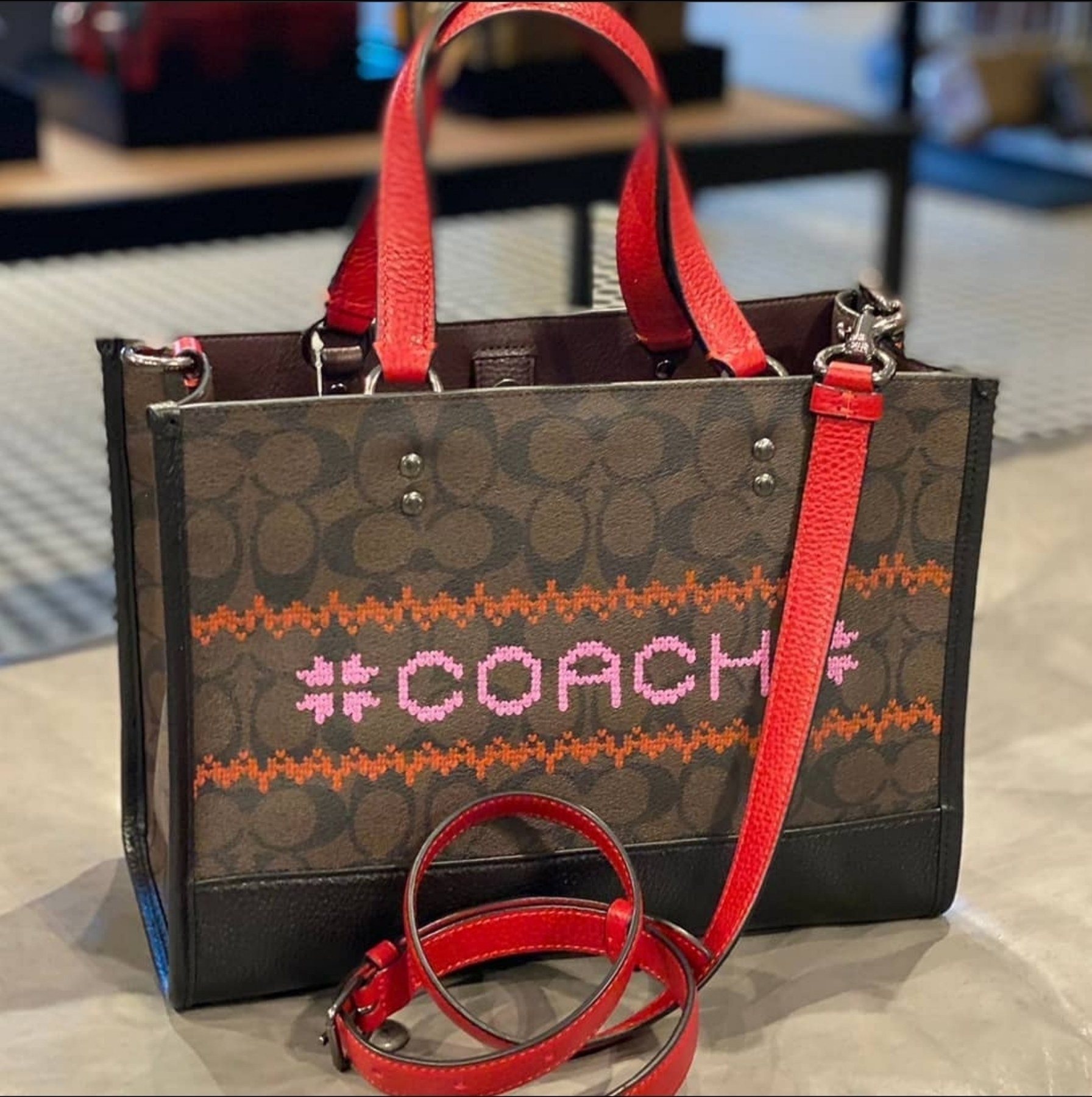 พร้อมส่ง 4ลาย 🌈ไม่มีในช๊อปไทยจร้าา😘 COACH DEMPSEY CARRYALL IN SIGNATURE JACQUARD WITH STRIPE AND COACH PATCH (C2826,C1527,C4113) พร้อมส่งความสวย! คุณภาพจัดเต็มค่ะ กระเป๋าทรงTote วัสดุ Jackquard+หนังแท้ ได้ลงตัวสวยงาม ด้านหน้ามีโลโก้แบรนด์ว