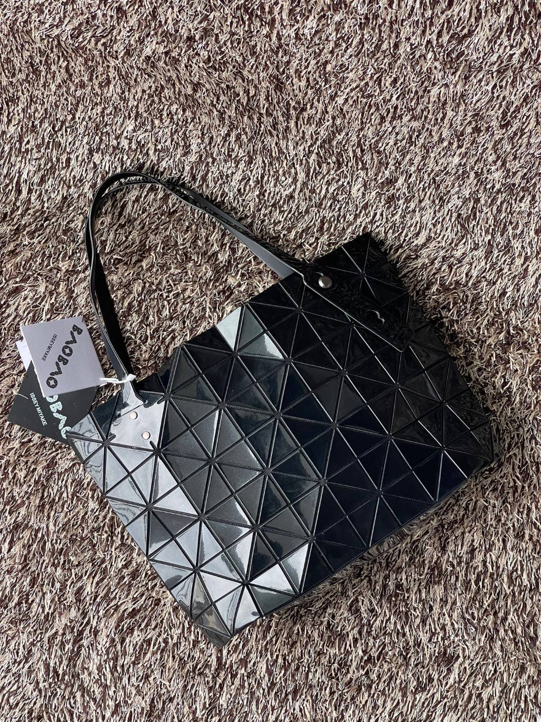 Bao Bao Issey Miyake ROCK MATTE ซีรีส์นี้จะเป็นทรงสี่เหลี่ยมผืนผ้า มีซิปปิดด้านบน ถือเป็นรุ่นที่เหมาะกับการใช้งานในชีวิตประจำวัน สามารถพับมุมและบริเวณด้านล่างของกระเป๋าเพื่อเพิ่มความสะดวกสบายในการใช้งาน ทั้งยังช่วยให้วางกระเป๋าในแนวตั้งได้อีกด้วย แผ่นต่อส