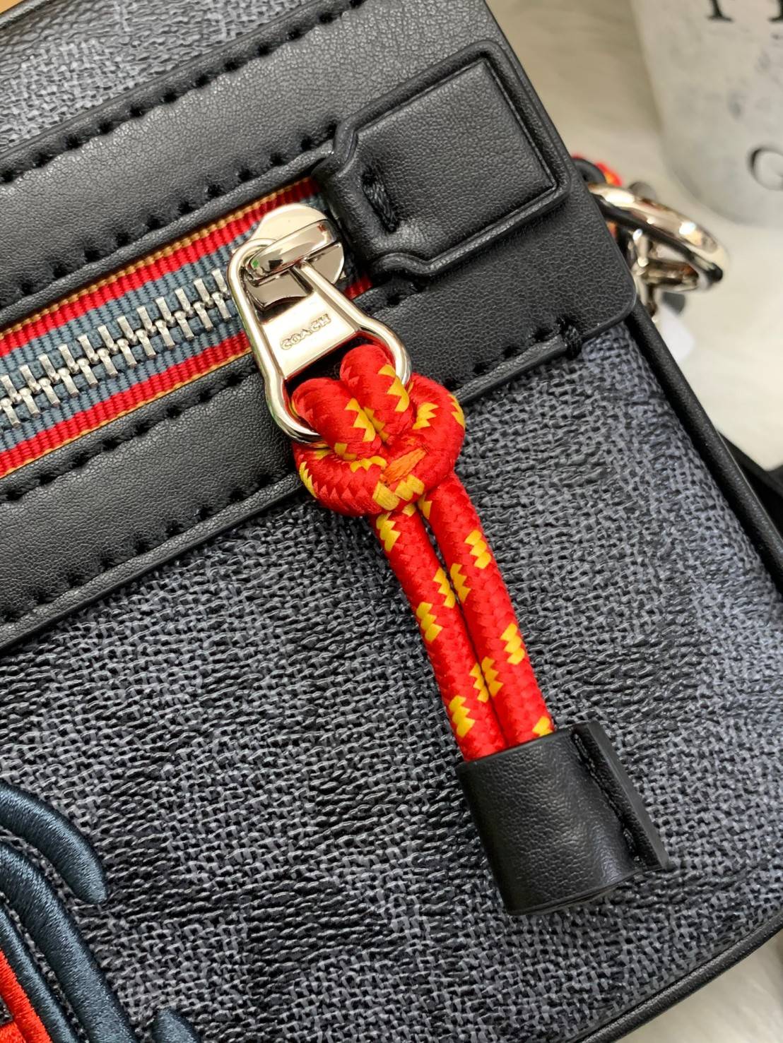 COACH ACADEMY CROSSBODY IN SIGNATURE WITH VARSITY ZIPPER ((768, 960)) พร้อมส่งที่ไทยอีกครั้ง! ได้ไปหลงรักแน่นอนค่ะ😘 กระเป๋าสะพายครอสบอดี้ร์ของคุณผู้ชาย((สาวหล่อใช้ก็สวยทีเดียว)) หนังแท้อย่างดี หนังนิ่มมือดีค่ะ