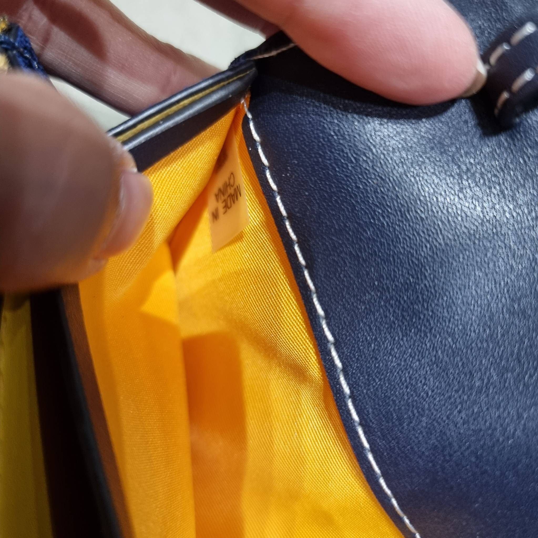 TORY BURCH T MONOGRAM JACQUARD CROSSBODY WALLET best seller ของคอลเลคชั่นนี้ ต้องไม่พลาด กับกระเป๋าสะพายกึ่งกระเป๋าสตางค์ ที่ช่วยให้ชีวิตง่ายขึ้น วัสดุผ้า jacquard ตัดสลับหนังแท้ เปิด-ปิดแบบฝาปิดแม่เหล็ก ภายในใส่ธนบัตรได้ มีช่องใส่บัตร และยังมีช่องซิปอีกด