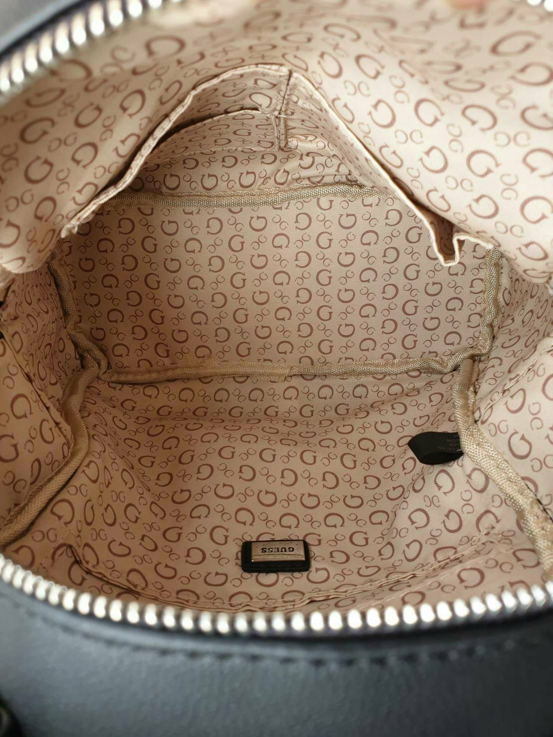 GUESS WOMAN'S BACKPACK กระเป๋าสะพายเป้ขนาดกำลังดี วัสดุหนังแกะสังเคราะห์ โลโก้รอบใบ หนังสวย น้ำหนักเบามากกกๆ!! กันน้ำ ทำความสะอาดง่าย มีหูหิ้วเเละสายสะพายหลังเลื่อนปรับได้ 5 ระดับ ด้านหน้าประดับโลโก้แบรนด์ อะไหล่เงิน และ มีช่องใส่ของ 1 ช่อง เปิดปิดด้