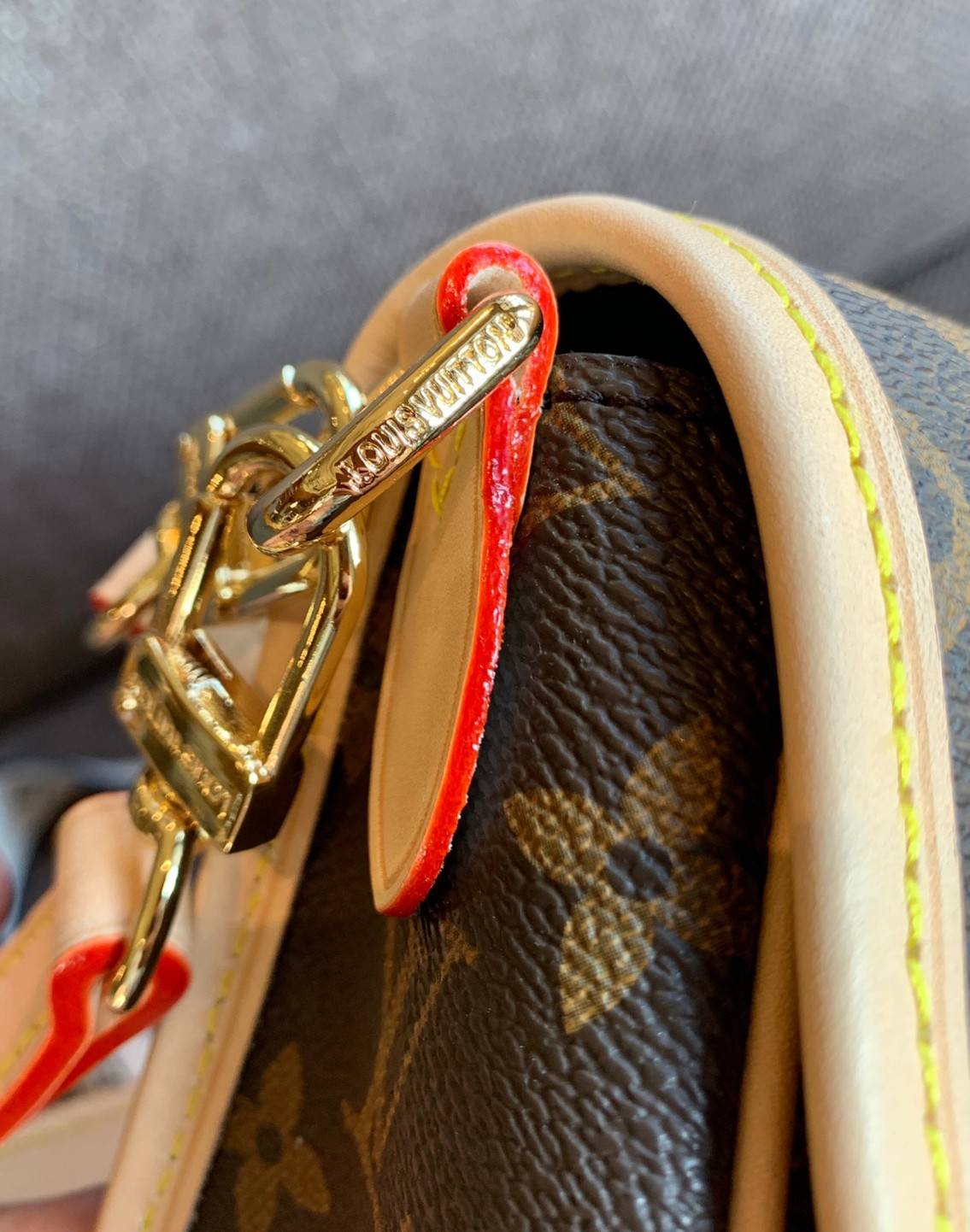 LOUIS VUITTON DIANE MONOGRAM พร้อมส่ง สุดคุ้ม! กับกระเป๋าLV พรีเมี่ยมกิฟ ตปท. หนังแท้ นิ่ม ทรงสวยมากๆค่ะ ((พื้นผิวหนังเป็นการขัดตามธรรมชาติจะมีรอยดำๆตรงขอบหนังนะคะ)) รุ่นนี้มาในลุคสวย หรู ดูชิล เพราะไม่ว่าลุคไหนๆก็เอาจริงๆจ้า! เปิดปิดกระเป๋าแบบกระดุมแม่เห