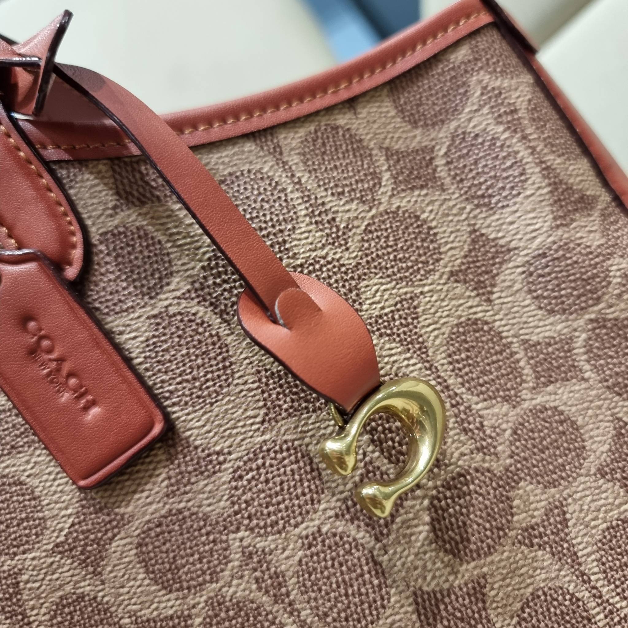 COACH C6336 DAY TOTE IN SIGNATURE CANVAS ใหม่ล่าสุด กับกระเป๋าทรงโท้ทใบใหญ่ สวยสะกดสายตา ด้วยดีไซน์ที่ดูเรียบง่าย แต่แฝงไปด้วยดีเทลเล็กๆ ที่เสริมให้ไอเท็มนี้ดูแพง พิเศษ กระเป๋าลูกใบเล็กอีกหนึ่งใบ พกติดกับกระเป๋า หรือจะเอาไปแยกใช้ก็ได้ วัสดุหนังแคนวาส สลับ