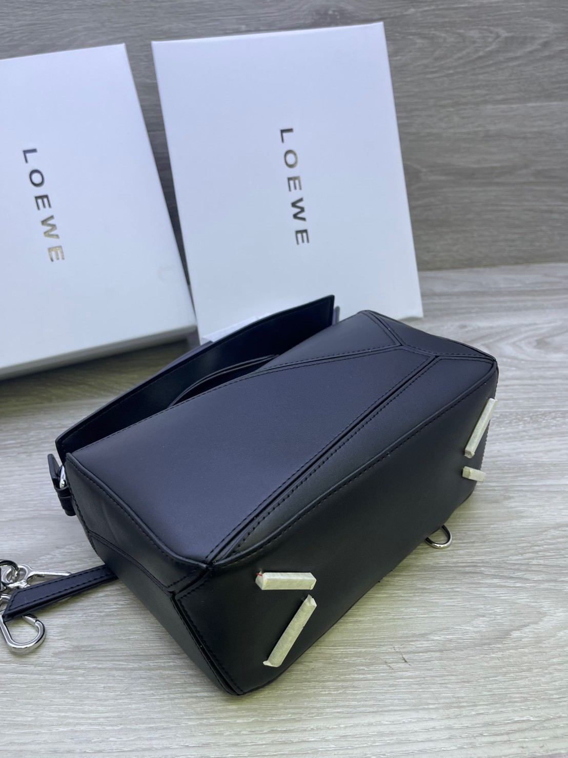 Loewe Puzzle bag กระเป๋าสะพายข้างทรงกล่อง มีให้เลือก 2 ไซส์ สุดยอดแบรนด์ที่ดีไซน์เป็นเอกลักษณ์ โดดเด่น สวยหรู สไตล์พัซเซิลคลาสสิค