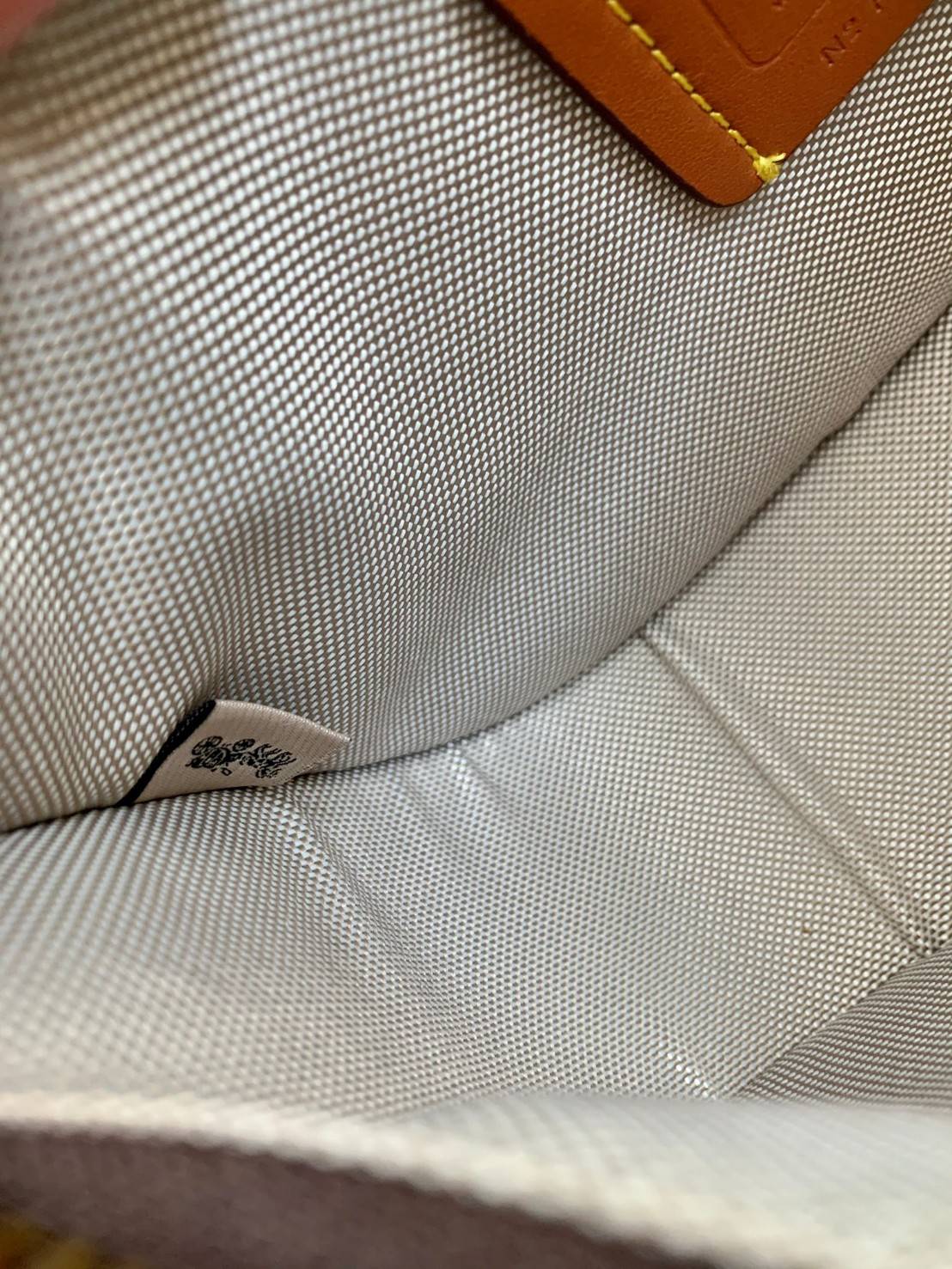 รุ่นใหม่ล่าสุด ต้อนรับหน้าหนาวนี้กันค่าา🎀 COACH SWINGER BAG IN SIGNATURE TEXTILE JACQUARD WITH BOUQUET MOTIF EMBROIDERY ((C6289)) พร้อมส่งที่ไทย จำนวนจำกัด สวยมากๆค่ะ! กระเป๋าหิ้วได้//สะพายข้างได้ วัสดุJacquardทอลายแบรนด์+หนังแท้ ได้ลงตัวสวย ดูคลา