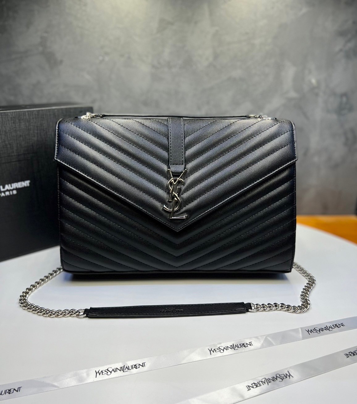 หนังแท้ YSL college large chain bag in quilted leather 30cm กระเป๋าสะพายใบใหญ่ ดีไซน์ทรงสวยหรู ตอบโจทย์ได้ทุกสไตล์ ภาพสินค้าถ่ายจากงานขายจริง ใช้งานต่างประเทศได้