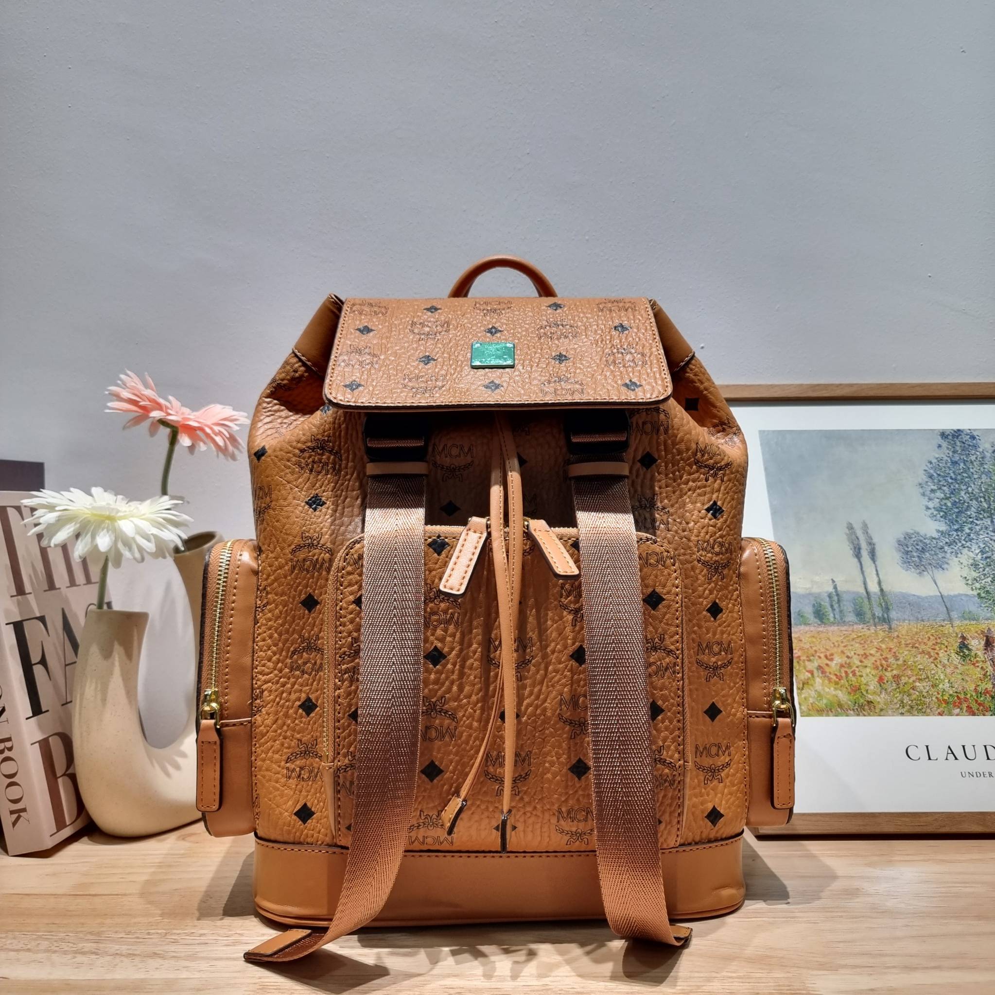 M.C.M SMALL BRANDENBURG BACKPACK IN VISETOS อีกหนึ่งไอเท็ม เอาใจสายเที่ยวแบบจัดหนัก ไม่รู้จะมีใบไหนคุ้มได้มากกว่านี้อีกแล้ว กระเป๋าเป้ใบใหญ่กำลังดี ดีไซน์ไม่ซ้ำใคร ฟังก์ชั่นการใช้งานตอบโจทย์หลายๆคนแน่นอน