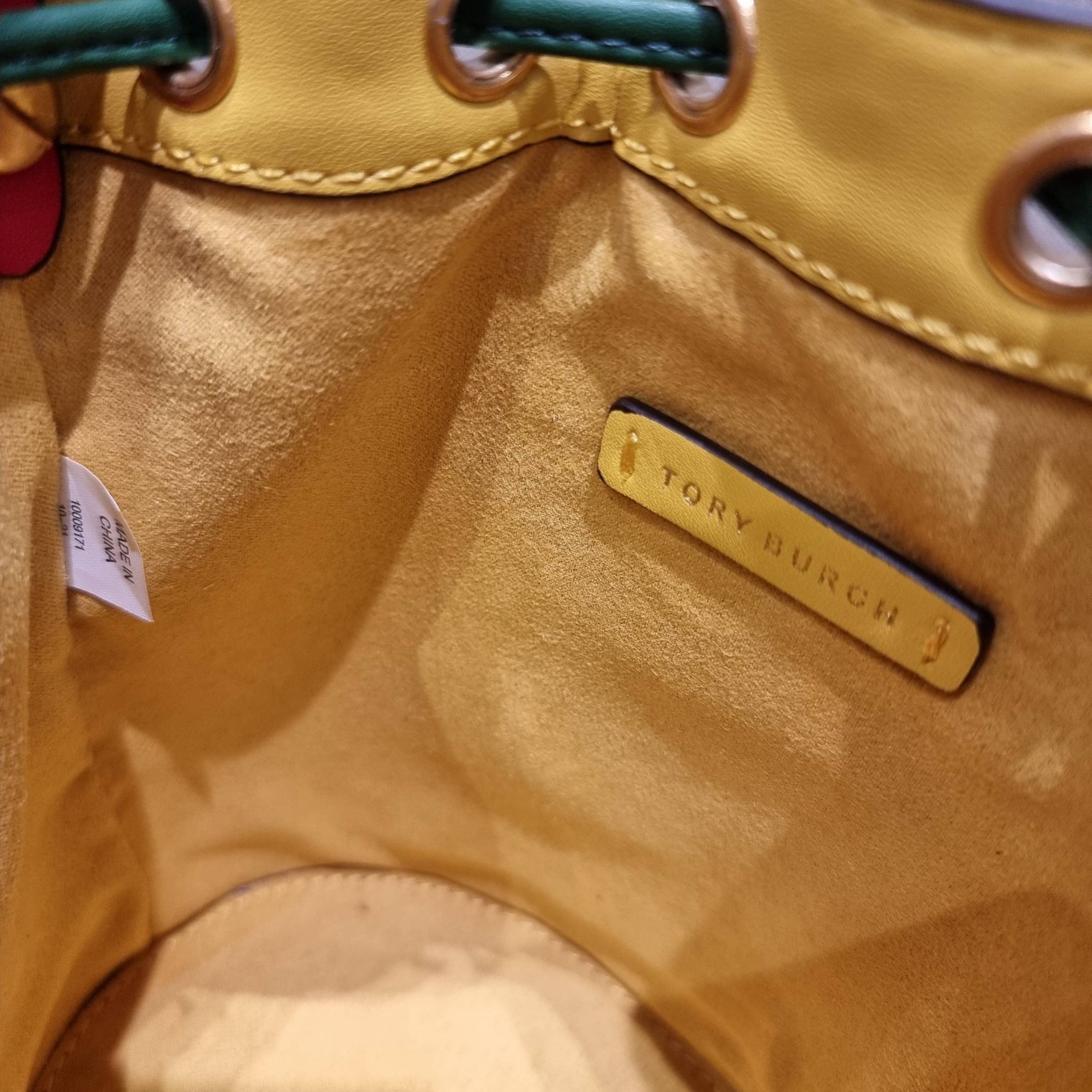 MINI : TORY BURCH T MONOGRAM COLOR-BLOCK JACQUARD MINI BUCKET BAG ใหม่ล่าสุด กับกระเป๋าบัคเก็ตทรงสวย ไซส์มินิ ในราคาน่ารัก โดดเด่นด้วยลวดลายเอกลักษณ์ ผสานลายคัลเลอร์บล็อค โทนสีตัดกันอย่างลงตัว ถักทอบนวัสดุ woven jacquard ลายคมชัด สลับส่วนของหนังแท้ ภายในเ