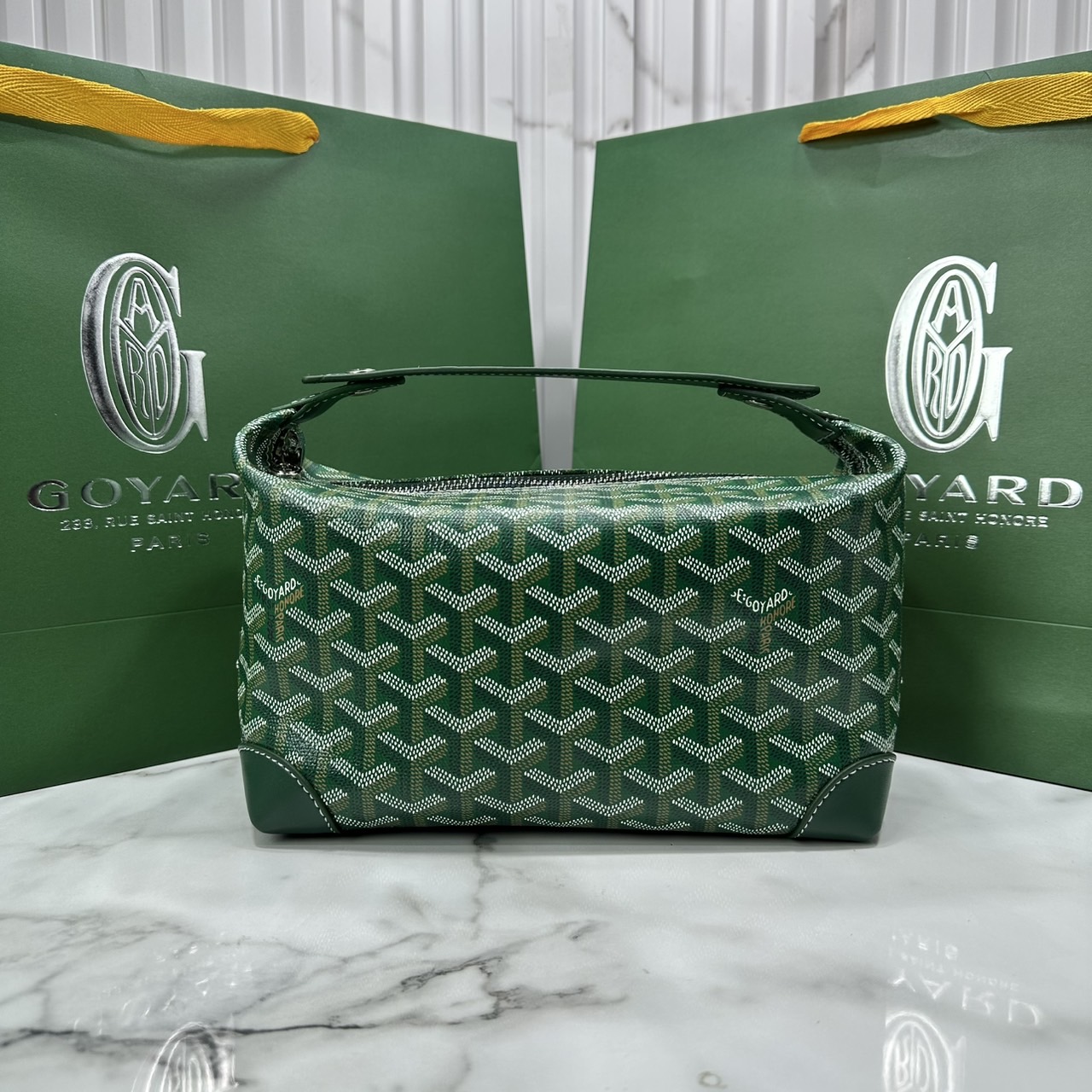 ORI หนังแท้ | Goyard Bowling 25 Toiletry Bag / Goyard Pouch กระเป๋าทรงพอช พร้อมสายถือจับถนัดมือใช้งานง่ายกะทัดรัด ตอบโจทย์ความเรียบง่ายแต่คลาสสิก ใช้ได้ทั้งชายหญิง หรูหรา ติดแกรมที่สุด เป็นรุ่นตามหา ที่ตอนนี้มีพร้อมส่งแล้วค่า