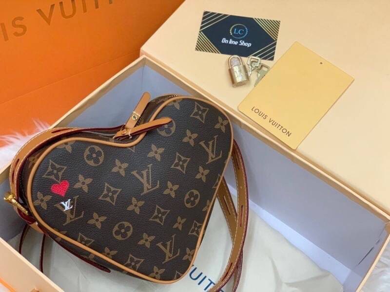 VIP GIFT 】หนังแท้ LOUIS VUITTON Monogram Game On Coeur "HEART" กระเป๋าสะพายรูปทรงหัวใจดีไซน์เผ็ดมากกก!! ภายในเป็นช่องโล่ง สายสะพายปรับใช้ได้ตามสะดวก ใบจริงสวยงามเบอร์ล้าน สาวๆ ต้องหลงรักแน่นอนเลยค่ะ