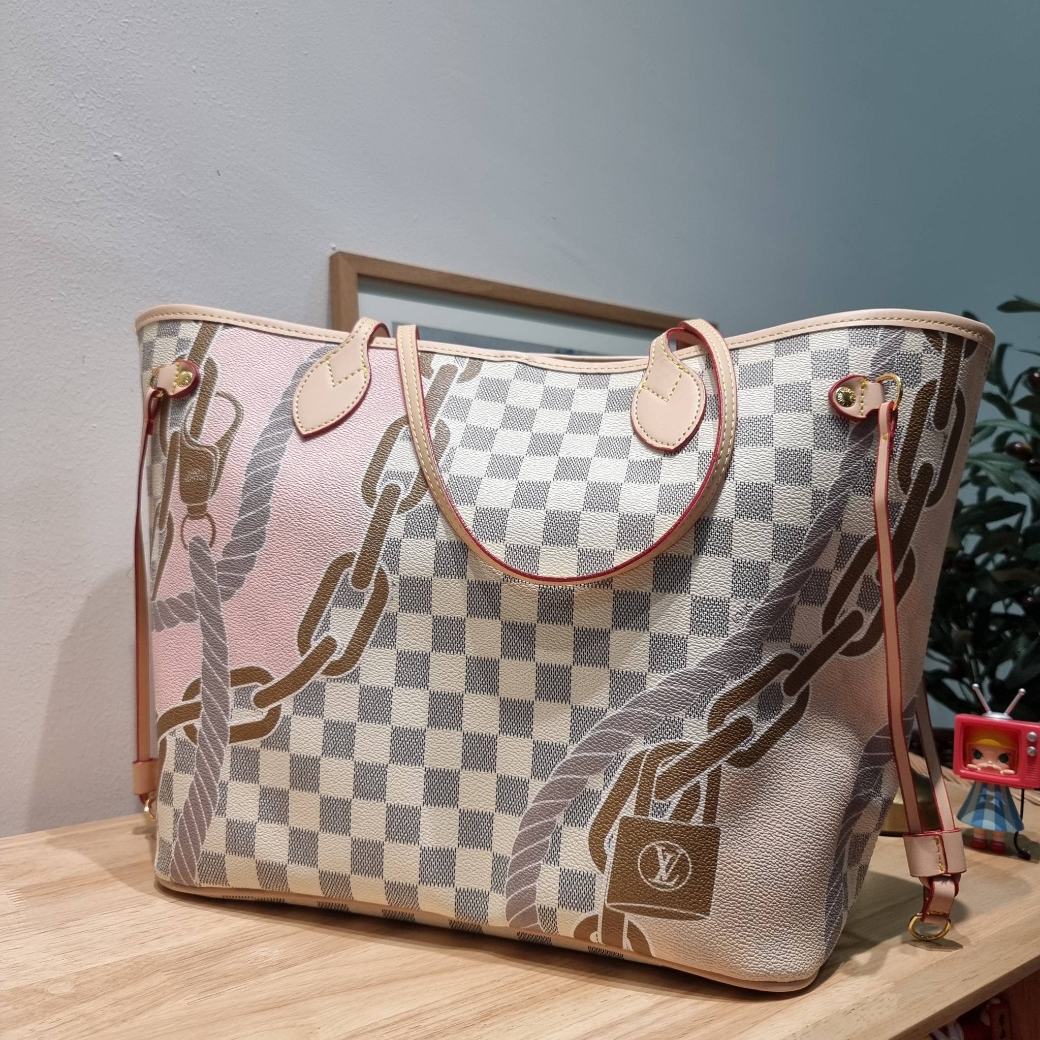 LV Neverfull MM Damier Azur คอลเล็คชั่น Spring Nautical / LV 2IN1 TOTE SET WITH NAUTICAL PRINT ดีไซน์ใหม่ต้อนรับฤดูร้อน กับกระเป๋าสะพายไหล่ใบใหญ่ทรง tote มาพร้อมใบลูก คลาสสิคที่สุด เป็นอีกรุ่นที่มีคนใช้เยอะมากๆ โทนสีละมุน