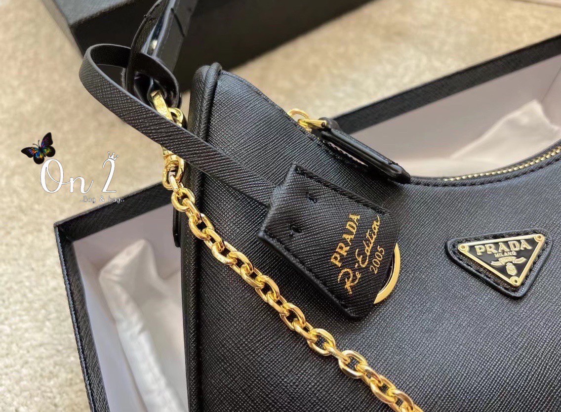 Prada Re-Edition 2005 Saffiano leather bag / PRADA COLLECTION SS22 🔥 HOTS ITEM มาเเรงสุดตอนนี้ น่ารักมากๆ สีพาสเทล สีสายฝอ มาแบบจัดเต็มมาก ถือเกร๋ๆคาเฟ่ต้องลงเเล้วล่ะเเม่ หรูหราเลยค่า ปังสุดดด