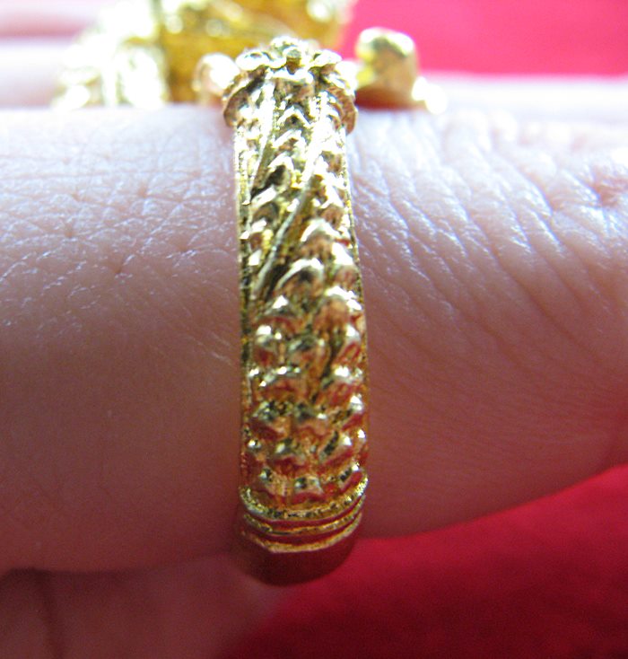 แหวนพญานาคเนื้อทองเหลืองเศียรเดียวประดับพลอยสีแดง เสริมบารมี โชคลาภค่ะ