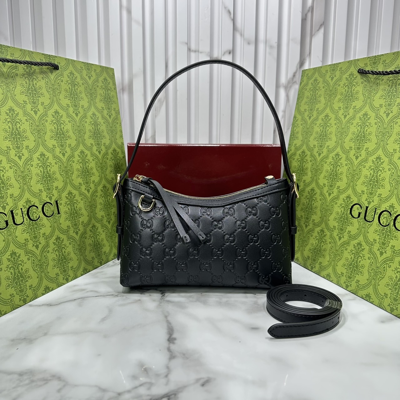 ORI หนังแท้ | Gucci GG Emblem small shoulder bag กระเป๋าสะพายทรงพอช ถือ/คล้องไหล่เก๋ๆหรือสะพายข้างได้ ทรงสวยคลาสสิค มีอะไหล่ห่วงสำหรับห้อยพวงกุญแจได้ เป็นไอเท็มต้องมีและยกเป็น everyday bag ได้เลย