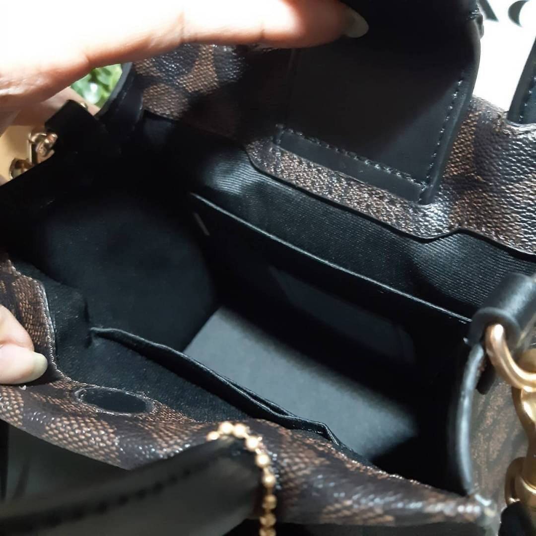 COACH 5693 MINI CALLY CROSSBODY IN SIGNATURE CANVAS กระเป๋าครอสบอดี้โท้ทมินิไซส์ รุ่นใหม่สุดฮอต!! ใบจริงคือน่ารักม้ากกกก!! สวยอยู่ทรง น่ารักน่าใช้ วัสดุหนังแคนวาสเคลือบลาย ปากกระเป๋ามีกระดุมแม่เหล็ก มาพร้อมหูจับในตัวและสายสะพายข้าง ถอดออกหิ้วเก๋ๆก็ได้ หรื