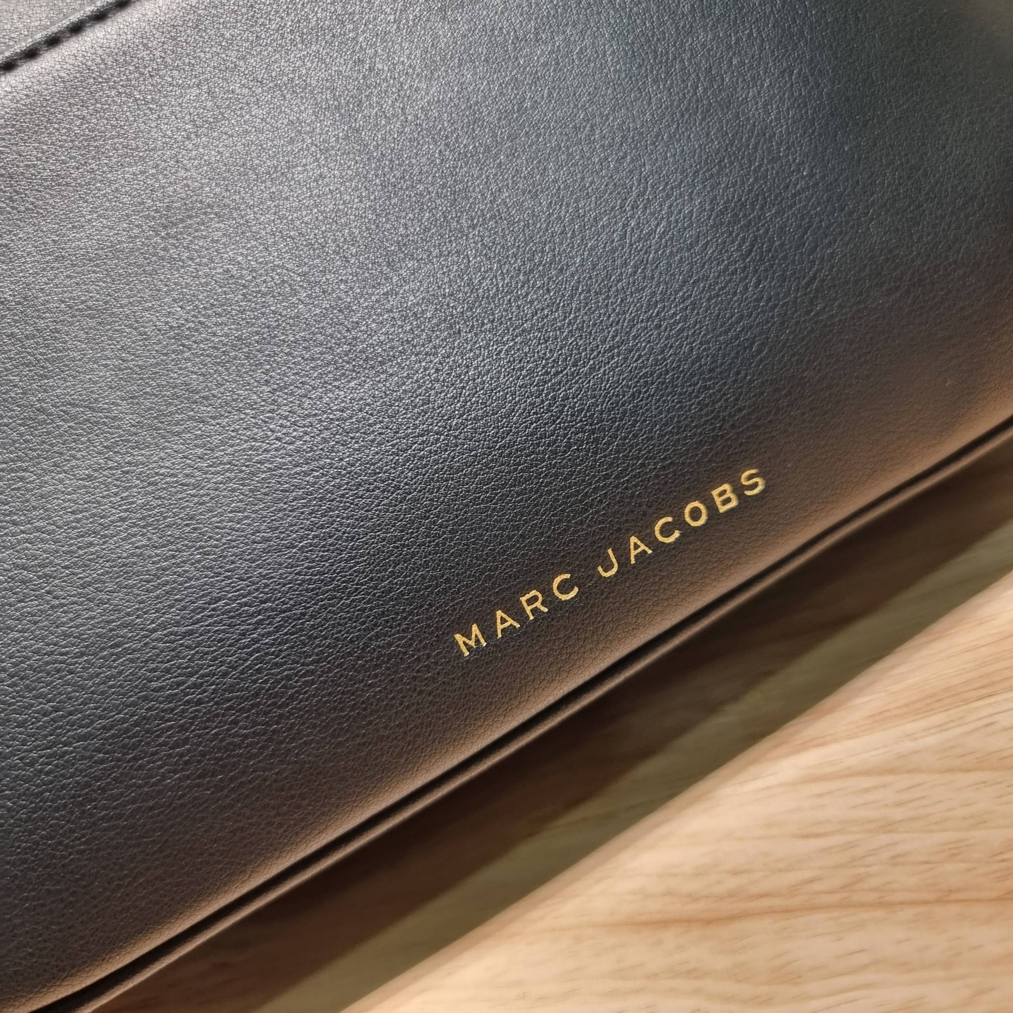 MARC JACOBS THE J MARC SHOULDER BAG คอลเลคชั่นใหม่ล่าสุด สวยฟาดกว่าใคร ใบไหนๆก็ต้องหลีก กับกระเป๋าสะพายไหล่สุดหรู รูปทรงใช้งานง่าย ดีไซน์เรียบ แต่แฝงไปด้วยความผู้ดี ดูแพง