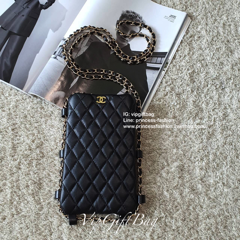CHANEL VIP GIFT WOC BAG กระเป๋าสตางค์คล้องคอ/ Crossbody ที่กำลังมาแรงมาในตอนนี้ ตัวกระเป๋าเป็นกระเป๋าสตางค์หนังพียูพรีเมี่ยม **อะไหล่ทองทั้งใบ ด้านหน้าประดับโลโก้ CC สุดหรู เปิดปิดด้วยกระดุมแม่เหล็ก ใส่มือถืได้ทุกรุ่น ธนบัตรแบบพับ ปละเหรียญได้ ขนาดกำลังน่