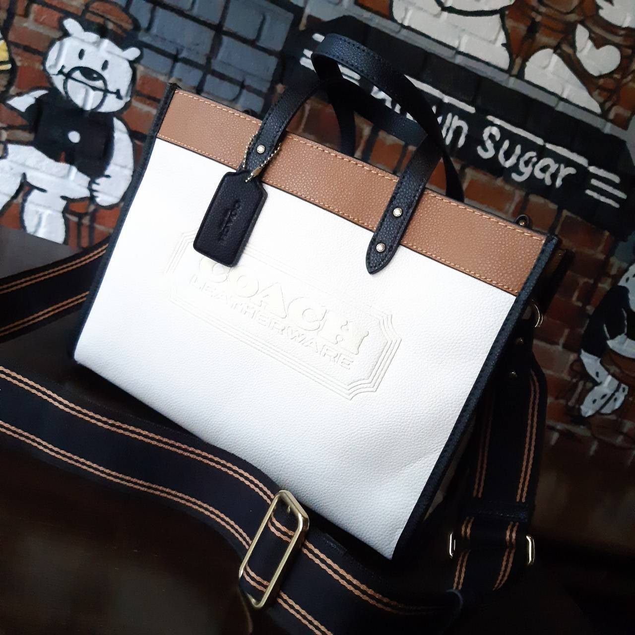 ของแท้ 💯% COACH C0777 FIELD TOTE 30 IN COLORBLOCK WITH COACH BADGE กระเป๋าสะพายทรงโท้ท รุ่นคลาสสิคย้อนยุค สีเรียบหรู ใช้ได้ในทุกโอกาส วัสดุหนัง pepble เต็มใบ มาพร้อมสายสะพาย crossbody เส้นใหญ่ ทนทาน สีตัดโทนกับกระเป๋าอย่างลงตัว