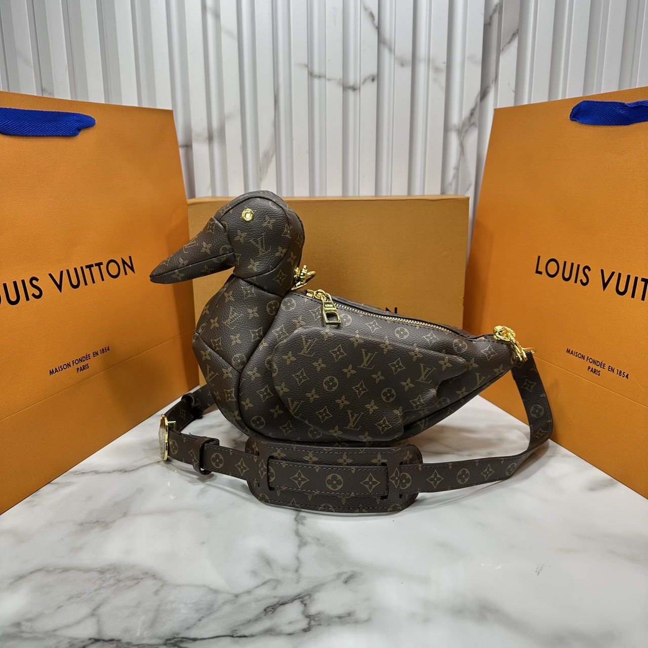 ORI หนังแท้ | LV Duck Bag Monogram coated canvas body and trim กระเป๋าดีไซน์รูปน้องเป็ด 3D กระเป๋าสะพายไหล่ขนาดกะทัดรัดรูปทรงสัตว์อันเป็นสัญลักษณ์ของสไตลิสต์สตรีทแวร์ผู้นี้