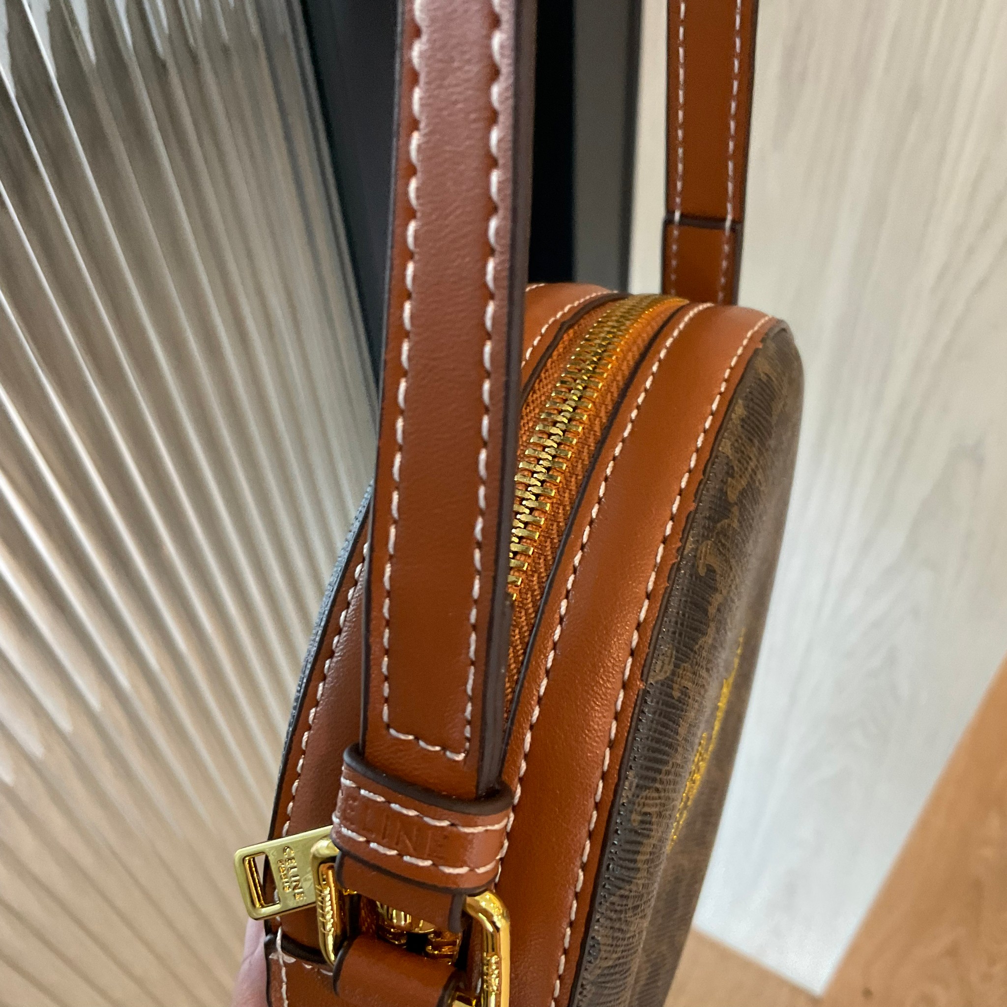 CELINE ROUND PURSE ON STRAP IN TRIOMPHE CANVAS / พร้อมส่งที่ไทยกับ CELINE CROSSBODY BAG กระเป๋าทรงครอสบอดี้ ใบกลมเล็กน่ารัก วัสดุหนังทั้งใบ ตกแต่งด้วยโลโก้แบรนด์ปักเลื่อมด้านหน้า