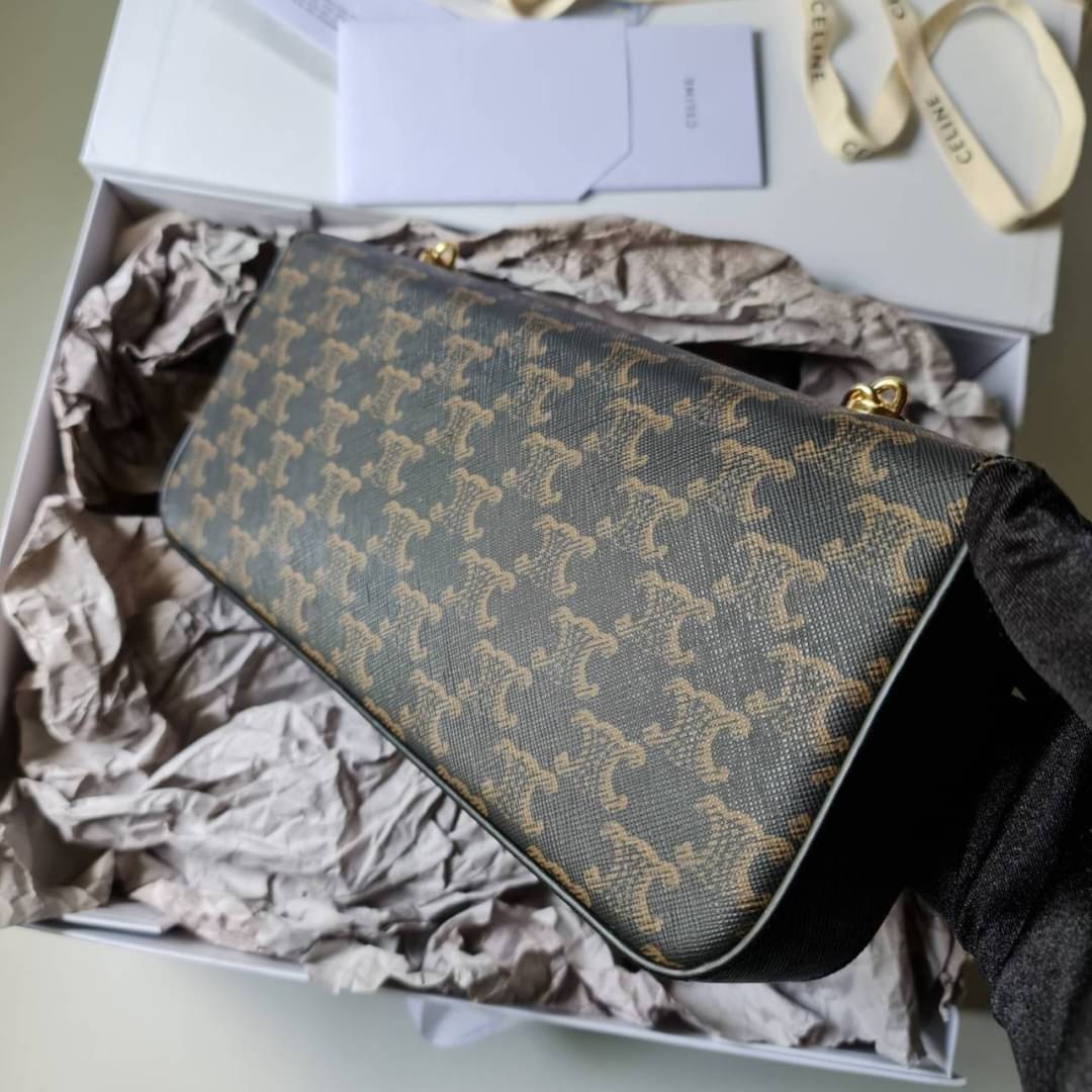 CELINE Women Chain Bag Triomphe in Triomphe Canvas-Tan / CELINE TRIOMPHE CHAIN SHOULDER BAG / CELINE WOMEN WINTER 21 ก็ปังๆ ยาวๆ ไปเลยสิคะ กระเป๋าดีไซส์ใหม่ ใหญ่กว่าเดิม จุของได้เยอะ งานหนังแคนวาสสวยหรู สวยมากกก เก๋มาก ต้องมีแล้วค่าา แบบใหม่ล่าสุด งานพึ่ง