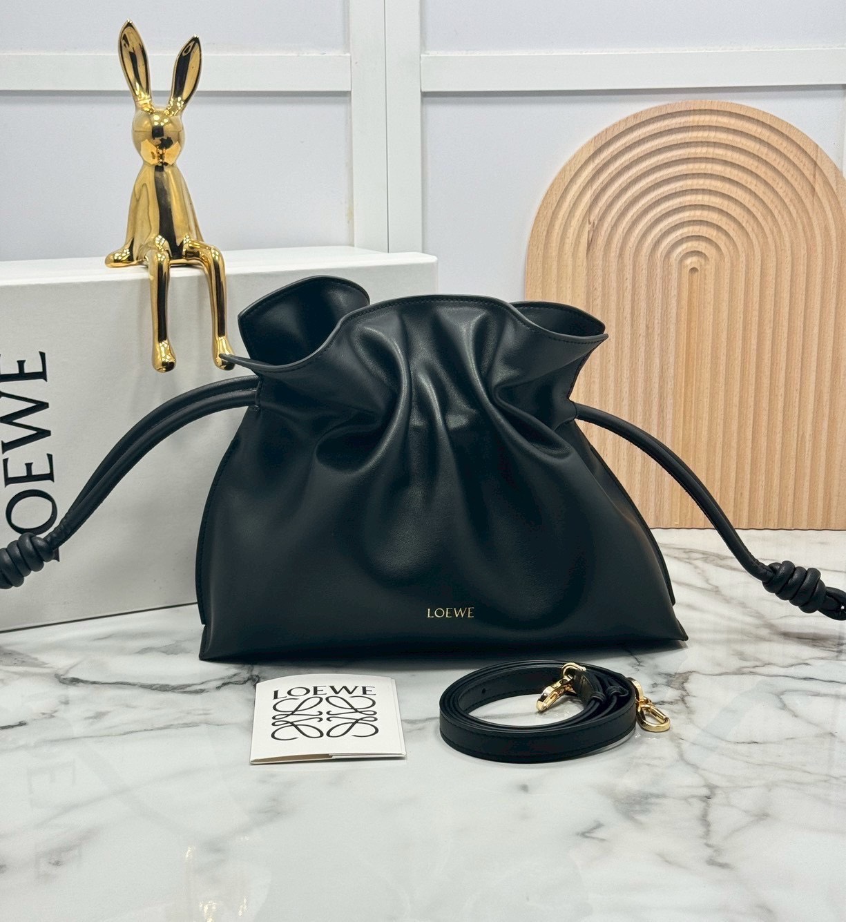 ORI หนังแท้ | Medium Loewe Flamenco clutch in nappa leather 30cm กระเป๋าสะพายทรงคลัชดีไซน์รูดเชือก เรียบหรูดูแพง เรียบง่ายใช้งานสะดวก หนังแนปป้าให้สัมผัสนุ่มสบายผิว มาพร้อมสายสะพายร้อยห่วงหรูหรา