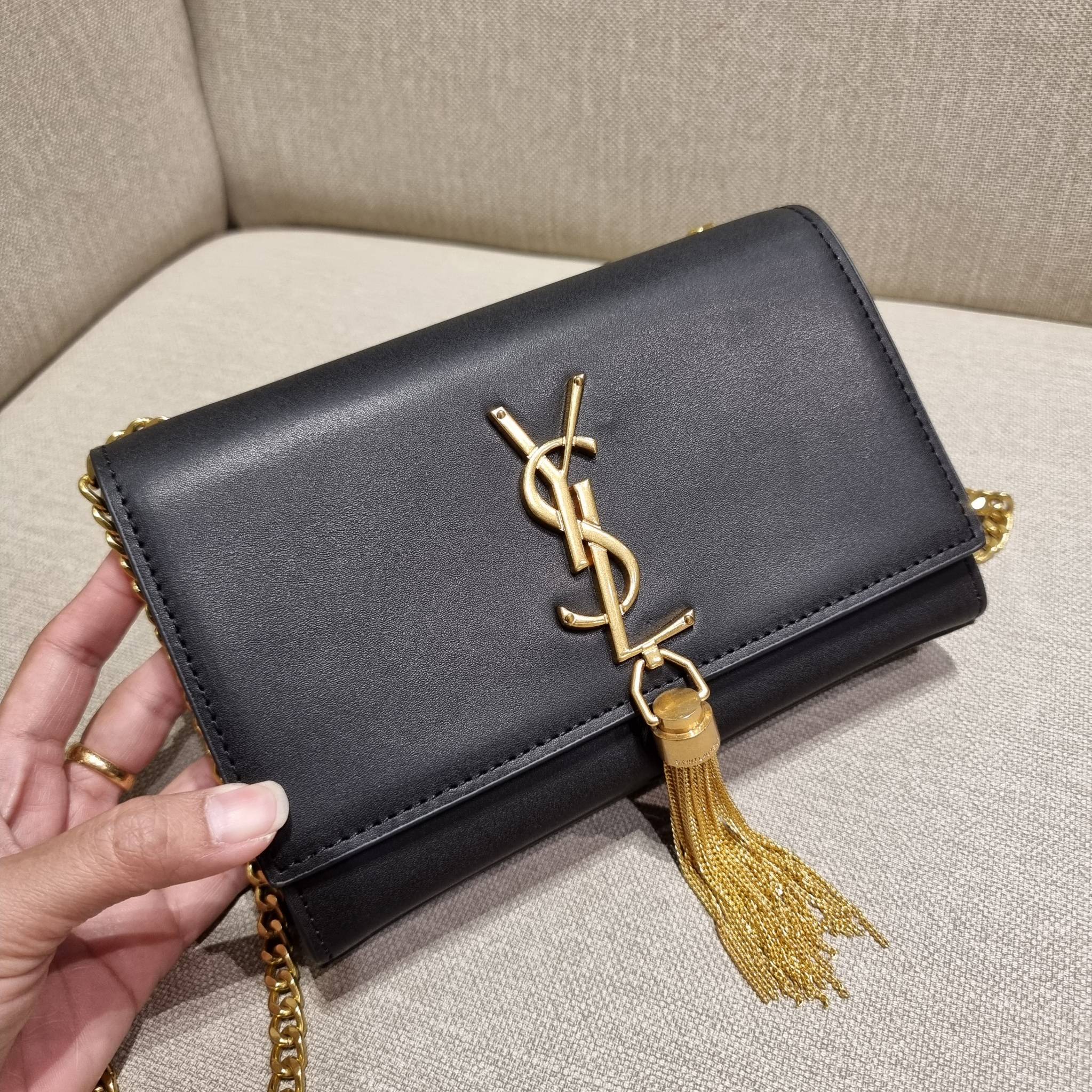 Yves Saint laurent small kate bag สุดหรู ทรง woc ที่แสนจะฮอตปรอทแตก ดีไซน์เรียบ แต่แอบมีดีเทลความหรูที่พู่ห้อยสีทองโดดเด่น เพิ่มความแพงอีกหนึ่ง วัสดุหนังแท้สัมผัสดีงาม ใช้งานง่ายเพียงแค่เปิด-ปิดด้วยกระดุมแม่เหล็ก ภายในเป็นช่องโล่ง มีช่องใส่บัตร ใส่มือถือ 