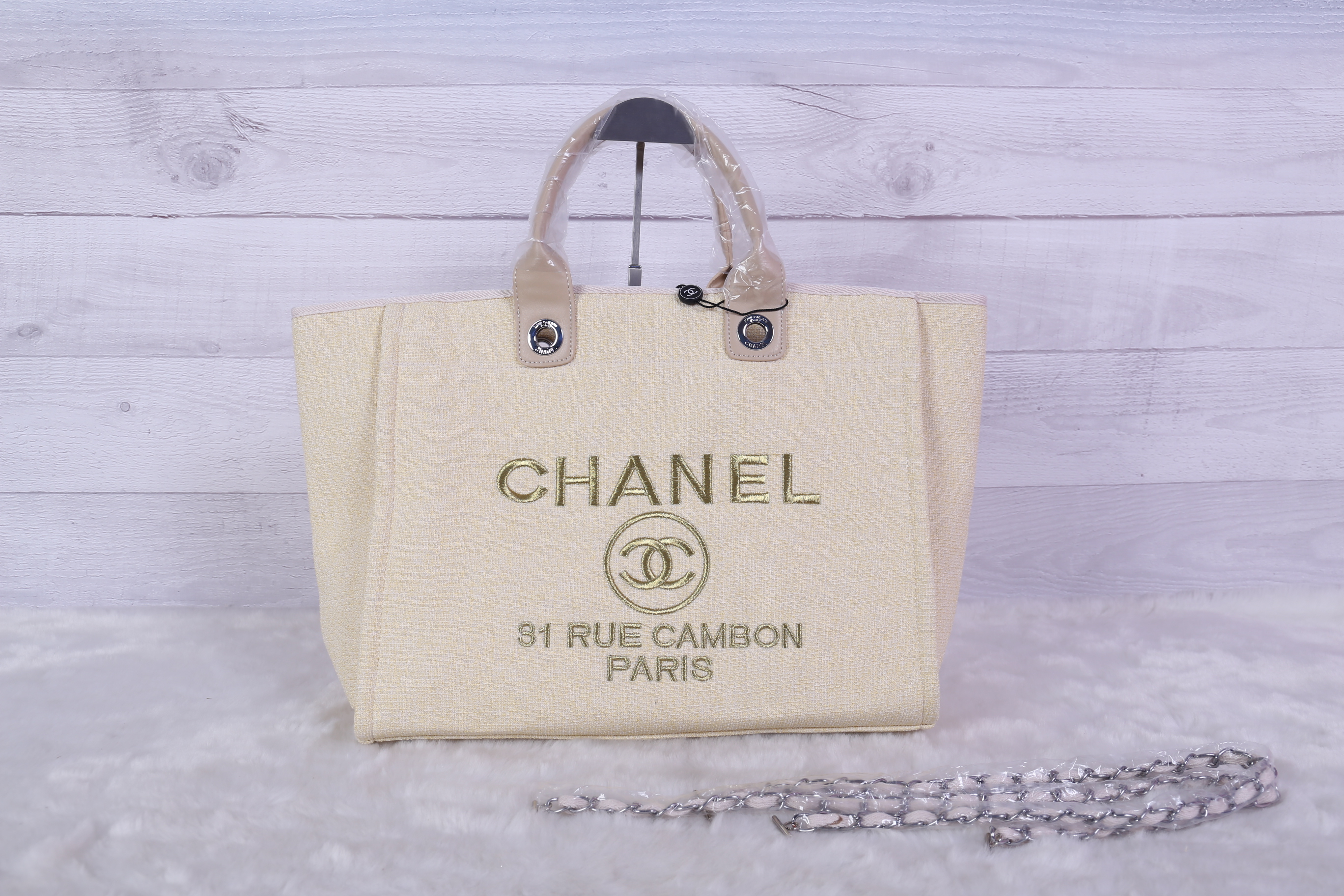 Chanel Tote canvas premium gift จากแบรนด์ Chanel กระเป๋าสะพาย Chanel Tote canvas โลโก้ปัก กระเป๋า ทรง Tote ผ้า canvas เนื้อหนาอย่างดี มีซับใน ด้านหน้าปักโลโก้แบรนด์หรู **จุดเด่นที่ หูจับมี 2 แบบคือ แบบสายหนัง และ โซ่ สามารถ สะพายไหล่ได้คะ ใบใหญุจุของคุ้ม 