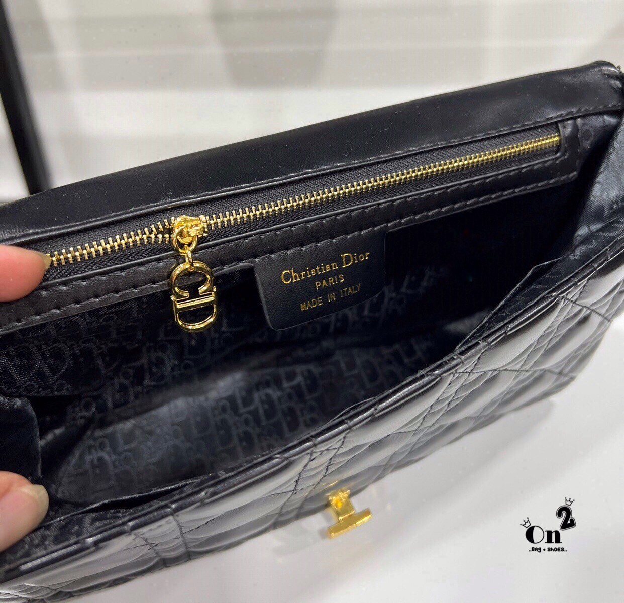 DIOR CARO BAG กระเป๋าสะพายทรงกล่องเปิดหน้าแต่งอะไหล่CD มาพร้อมสายสะพายยาวครอสบอดี้ มาครบ 3 ขนาด หนังสวย ภาพถ่ายจากงานขายจริงนะคะ