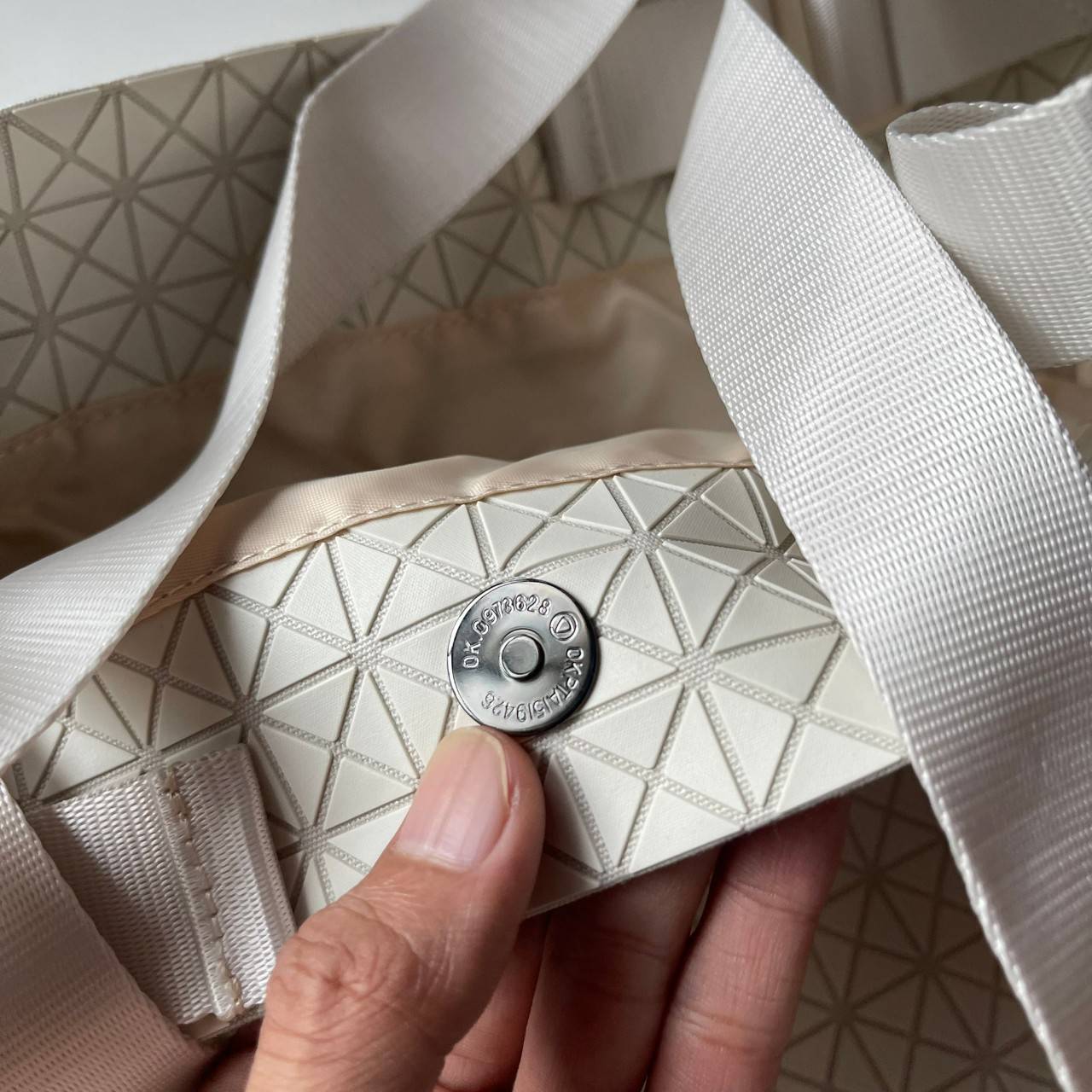 VIP 】Bao Bao Issey Miyake Cart Tote Bag พร้อมส่งที่ไทย รุ่นใหม่ล่าสุด สามารถใช้ได้ทั้งผู้หญิงกับผู้ชาย เบาสบายจุของได้เยอะสามารถทนทานต่อน้ำหนักได้สูงใช้งานได้ยาวๆเลยค่ะ