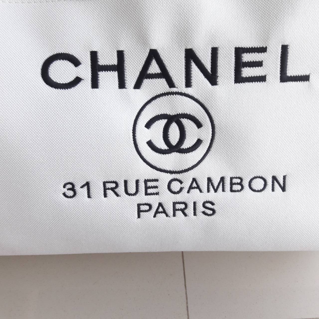 รุ่นใหม่ล่าสุด!! ที่สาวๆรอคอย Chanel tote canvas bag จากงานพรีเมี่ยม VIP GIFT รุ่นดังเลยค้า Size ใหญ่อลัง บอกเลยว่า **งานดีที่สุด ตัวกระเป๋า กระเป๋าผ้าเป็นผ้า canvas เนื้อดีสมราคา สัมผัส นุ่มลื่นมือมากกกก อะไหล่เงินปั้มแบรนด์แท้ทั้งใบ ด้านหน้าปัก logo แบร