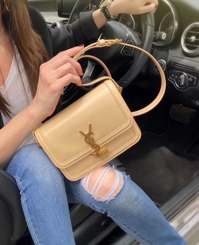 ไอเท็มขึ้นแท่น the best seller!! YSL SOLFERINO SATCHEL LEATHER / YSL crossbody bag กระเป๋าสะพายข้าง โลโก้โดดเด่น ดีเทลดูแพงด้วยตัวล็อค ใช้งานง่าย แน่นหนา งานหนังสวยเต็มใบ ภายในเป็นช่องโล่ง ใส่ของสำคัญได้เลยสบายๆ สายสะพายครอส ปรับใช้ได้ตามตัว ใบจริงสวยคม ร