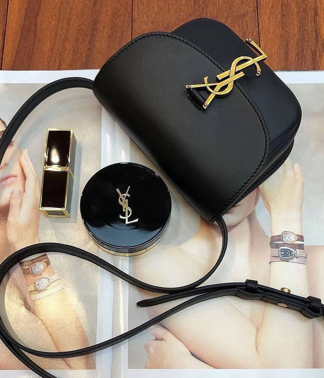 VIP 🥂 สีใหม่พร้อมส่ง! Saint Laurent Kaia Small YSL Plaque Leather Cross Body Bag / YVES SAINT LAURENT YSL BAG VIP วัสดุ Calfskin หนังเรียบอยู่ทรงเปิดปิดด้วยฝาปิดโลโก้แบรนด์อะไหล่ทอง ภายในโล่งมีโลโก้และช่องย่อยสามารถใส่มือถือของใช้จุกจิกได้เยอะ สาย